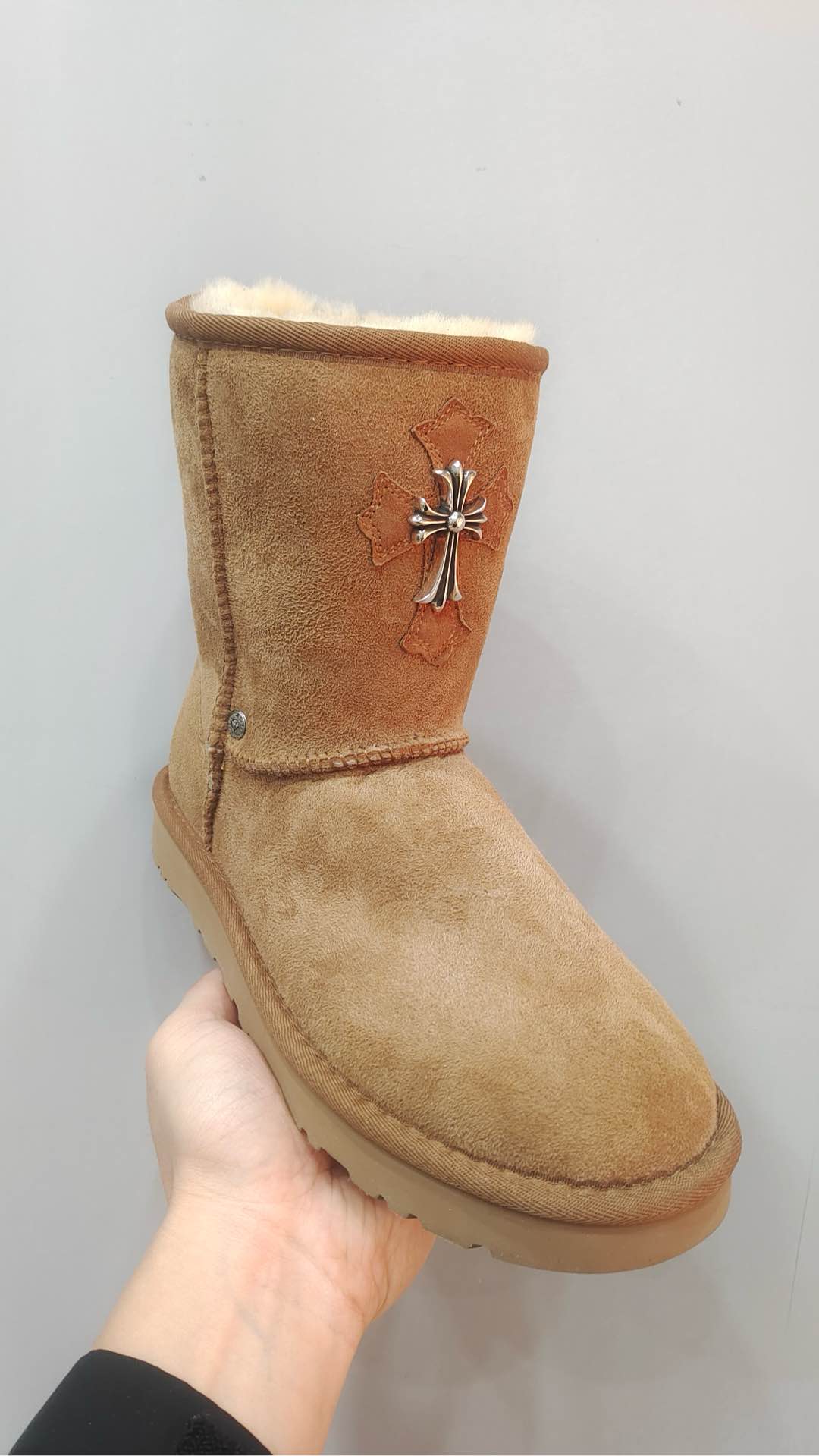 クロムハーツ x UGG クロス レザーパッチ Mid Snow ブーツ カーキ 詳細画像 1
