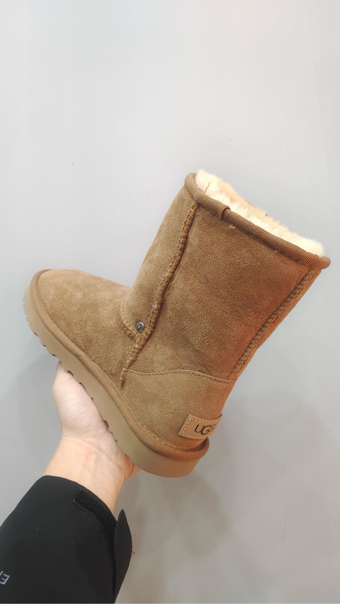 クロムハーツ x UGG クロス レザーパッチ Mid Snow ブーツ カーキ 詳細画像 2
