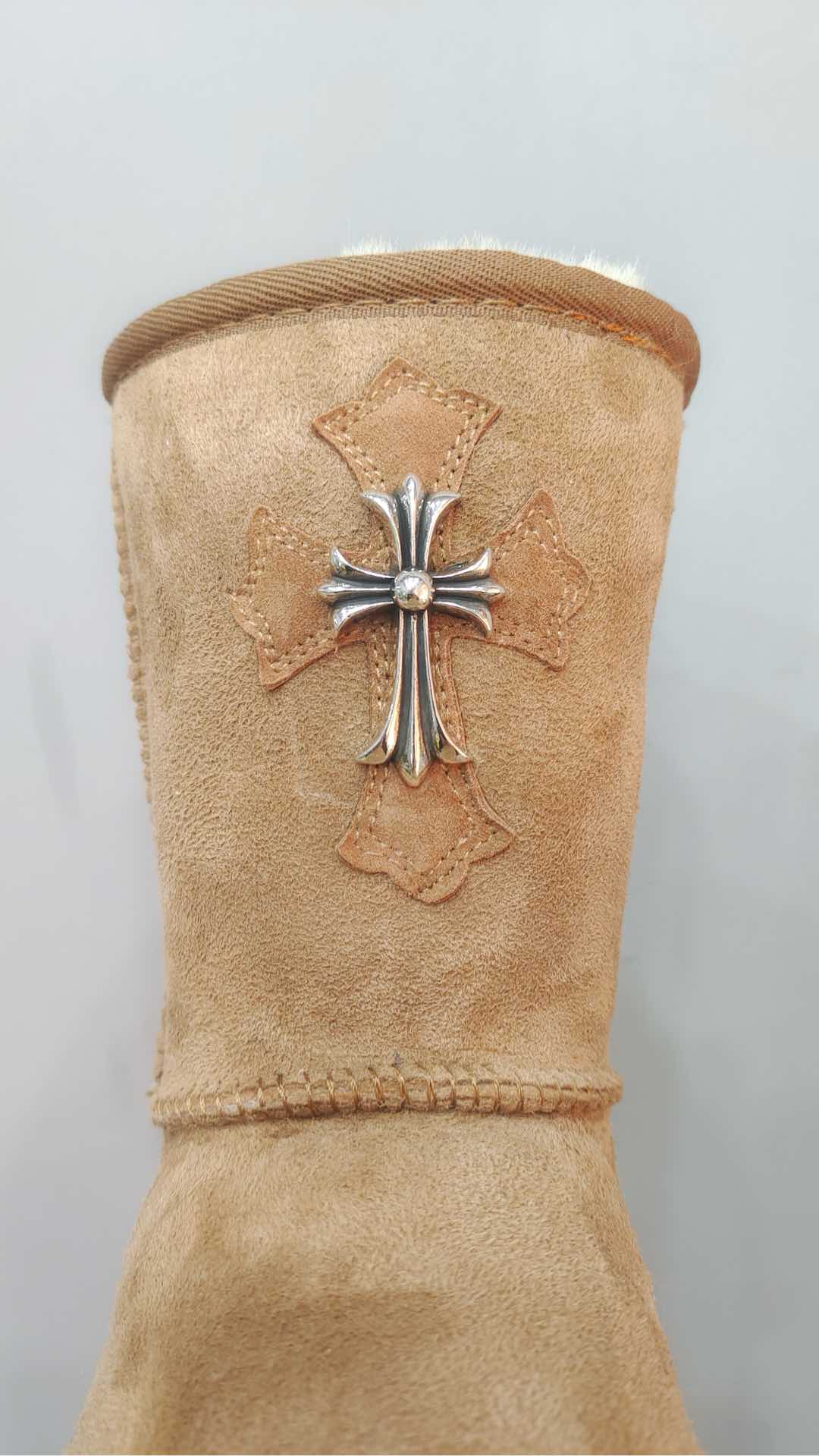 クロムハーツ x UGG クロス レザーパッチ Mid Snow ブーツ カーキ 画像 4