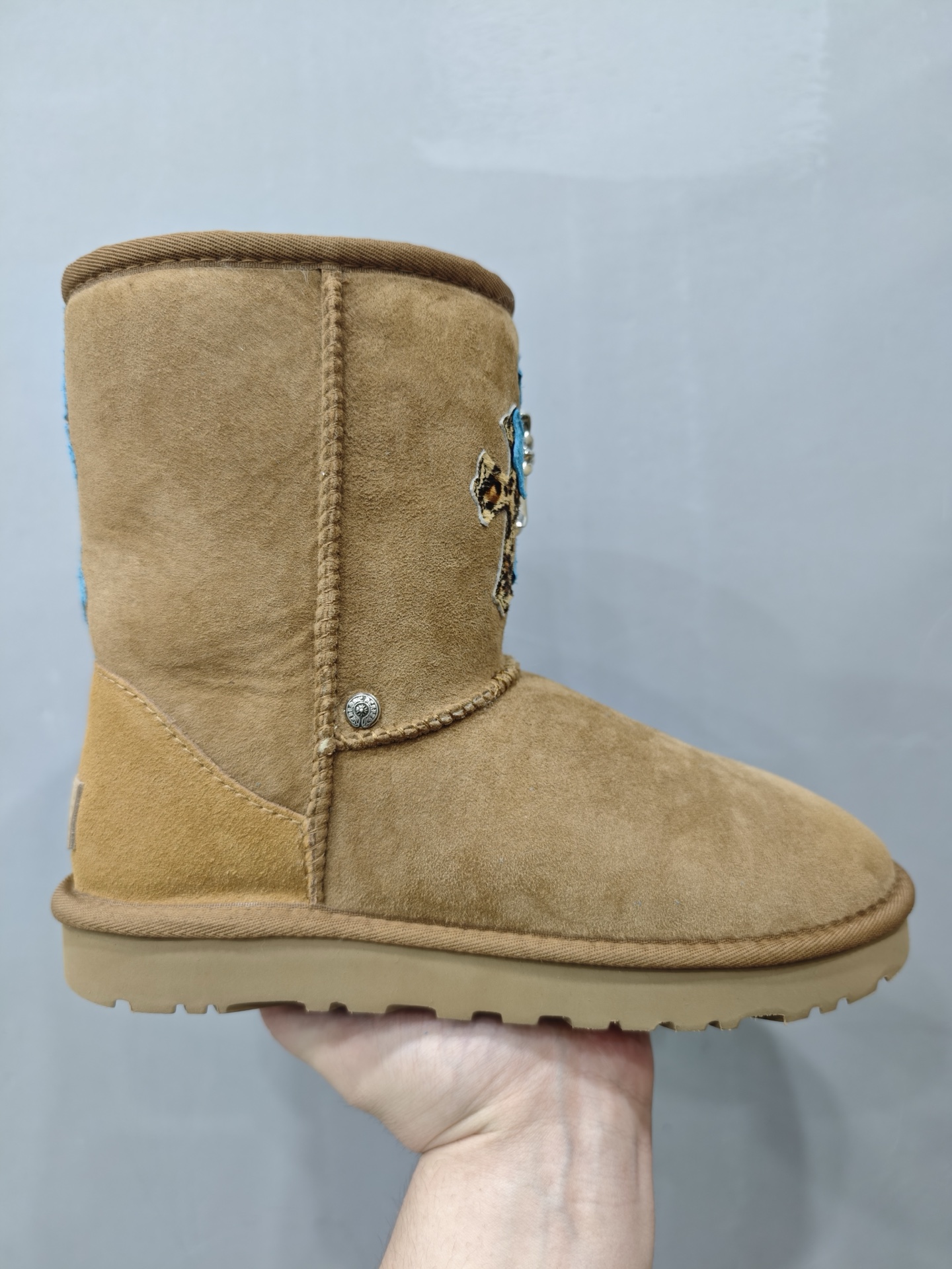 クロムハーツ x UGG レザーパッチ Mid Snow ブーツ カーキ 詳細画像 1