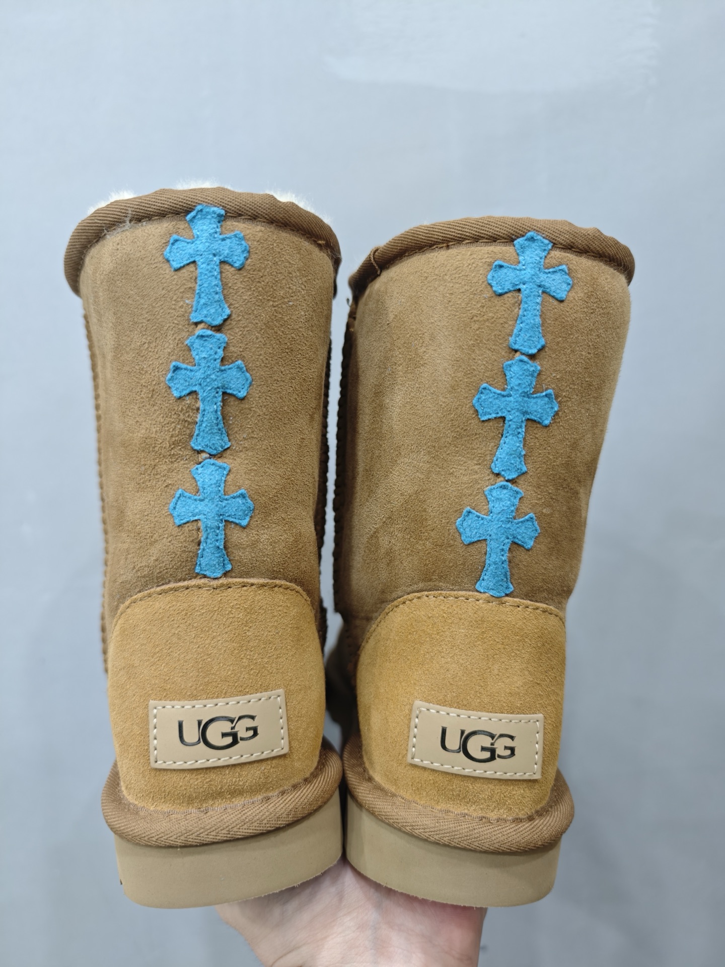 クロムハーツ x UGG レザーパッチ Mid Snow ブーツ カーキ 詳細画像 2