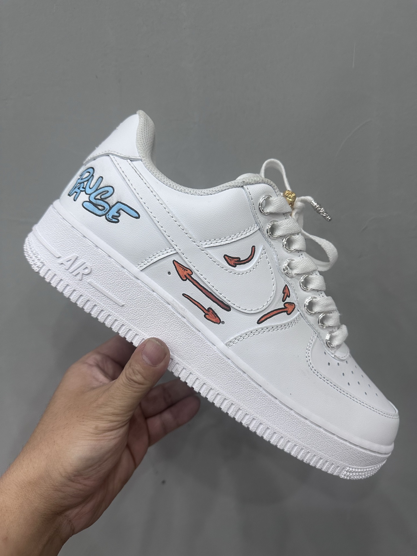クロムハーツ x Nike Matty Boy ハンドペイント Air Force 1 ホワイト ゴールド 詳細画像 1