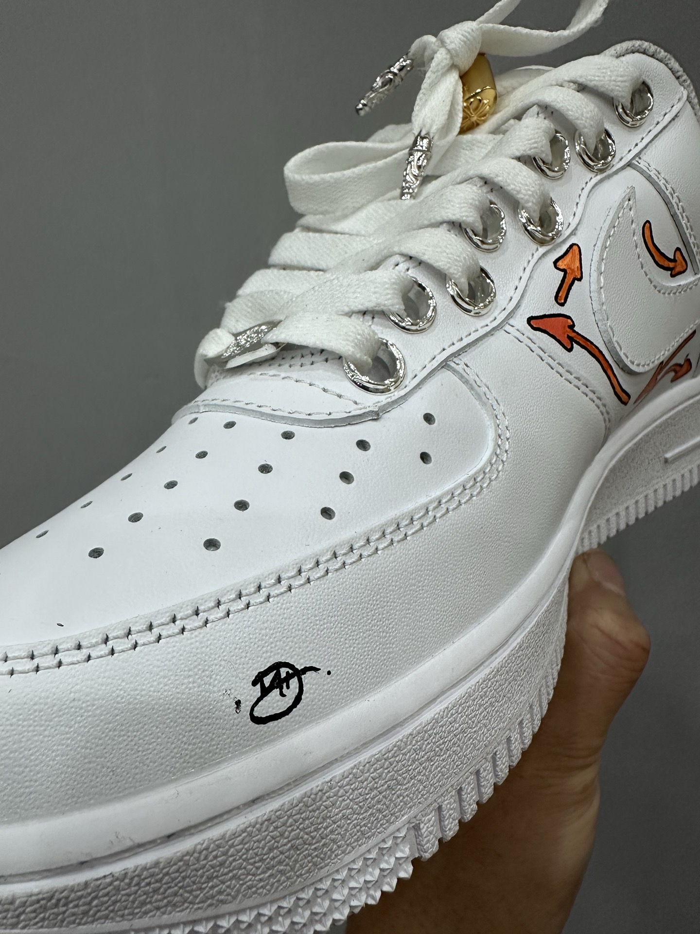クロムハーツ x Nike Matty Boy ハンドペイント Air Force 1 ホワイト ゴールド 画像 6