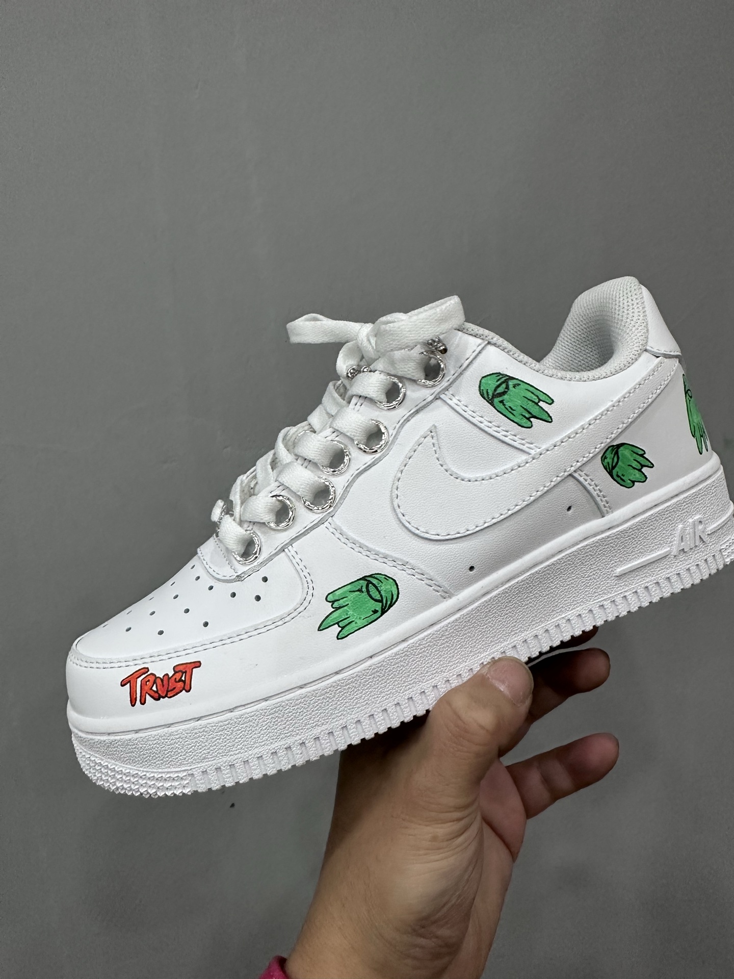 クロムハーツ x Nike Matty Boy ハンドペイント Air Force 1 ホワイト グリーン レッド 画像 4