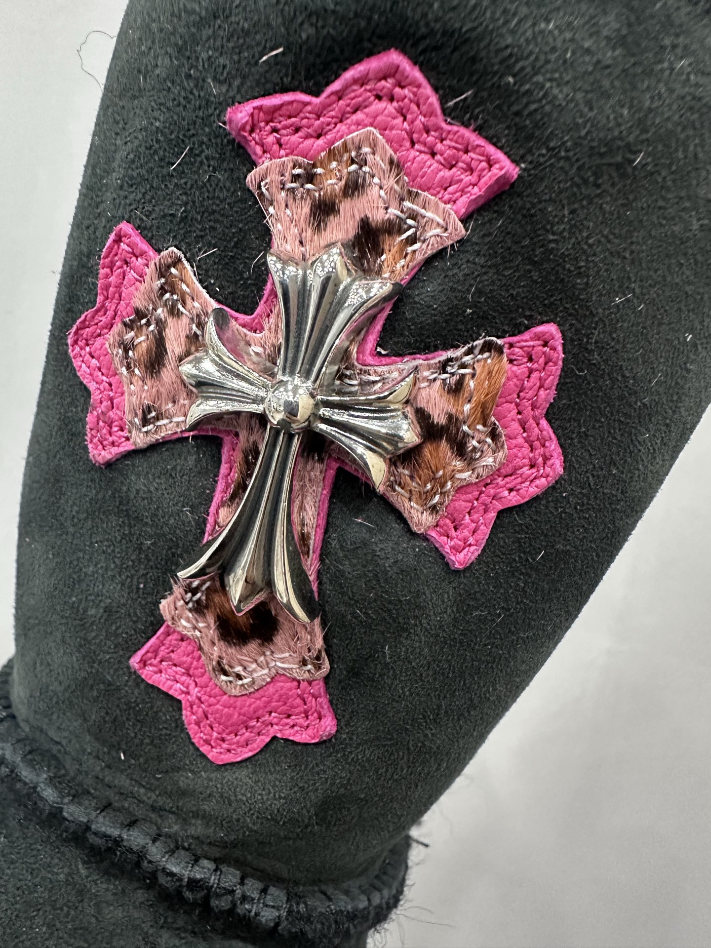 クロムハーツ x UGG Haircalf Mid Snow ブーツ ブラック ピンク 画像 4