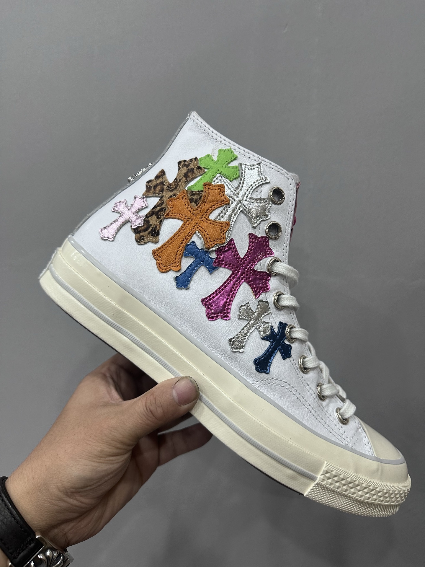 クロムハーツ x Converse レザー Patch ハイトップ スニーカー ホワイト マルチカラー 詳細画像 1