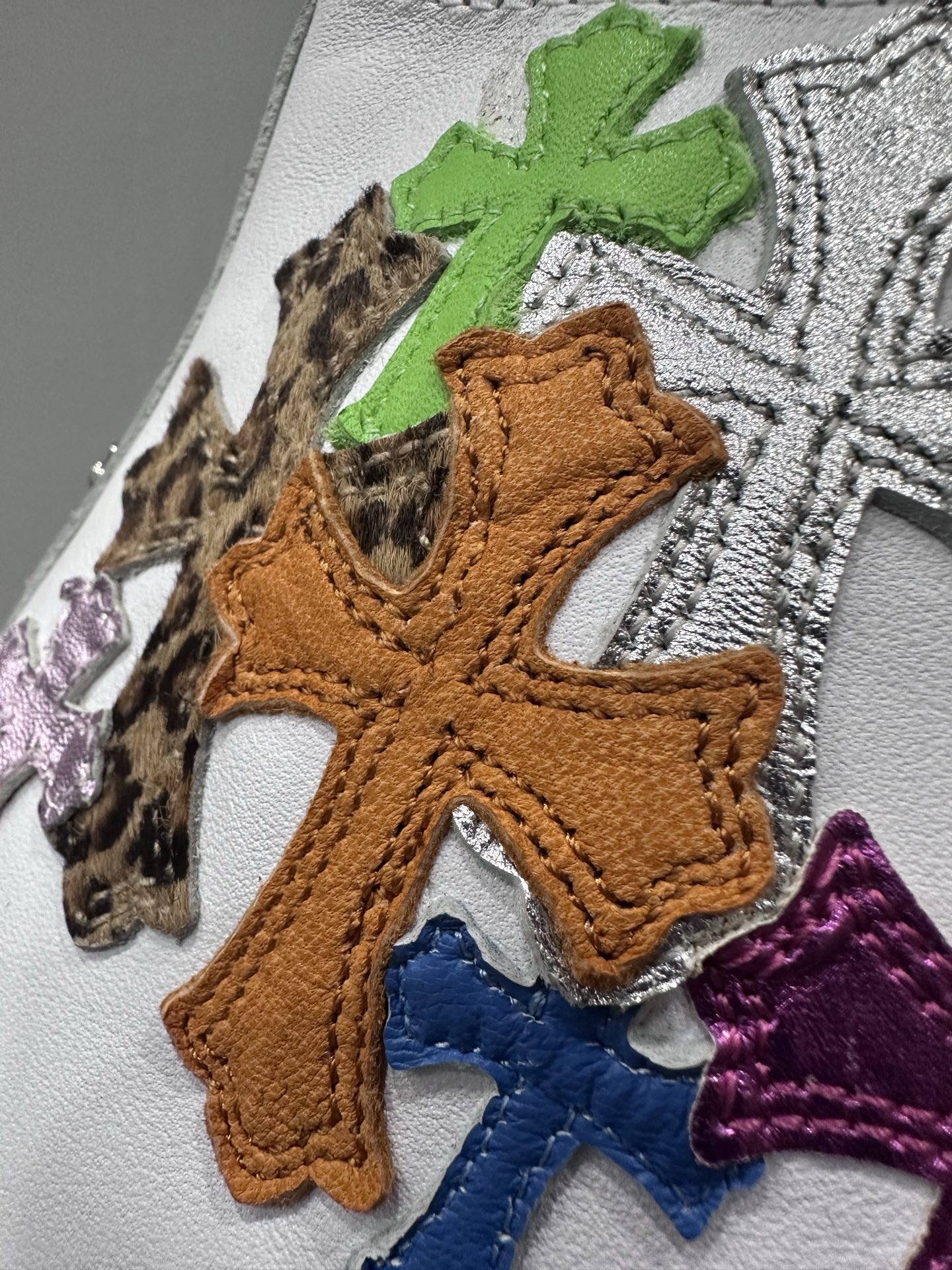 クロムハーツ x Converse レザー Patch ハイトップ スニーカー ホワイト マルチカラー 詳細画像 2