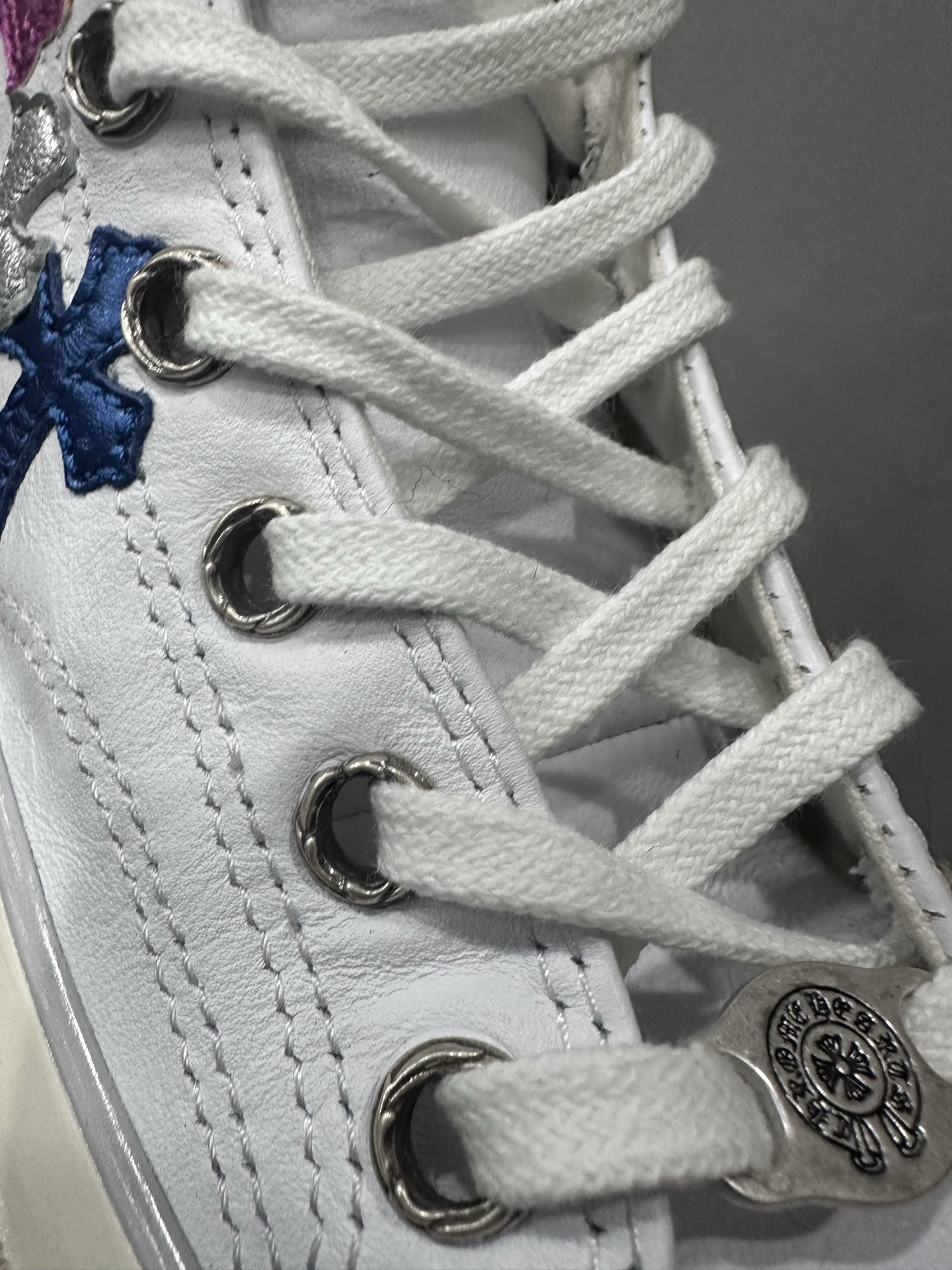 クロムハーツ x Converse レザー Patch ハイトップ スニーカー ホワイト マルチカラー 詳細画像 3