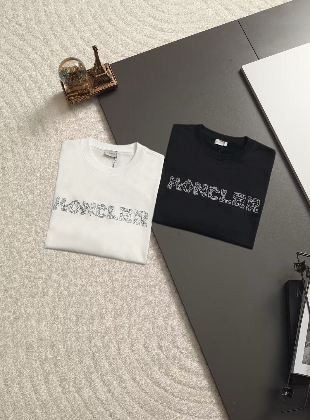 モンクレール センターレター ロゴ 刺繍 ティーシャツ ブラック 詳細画像 1