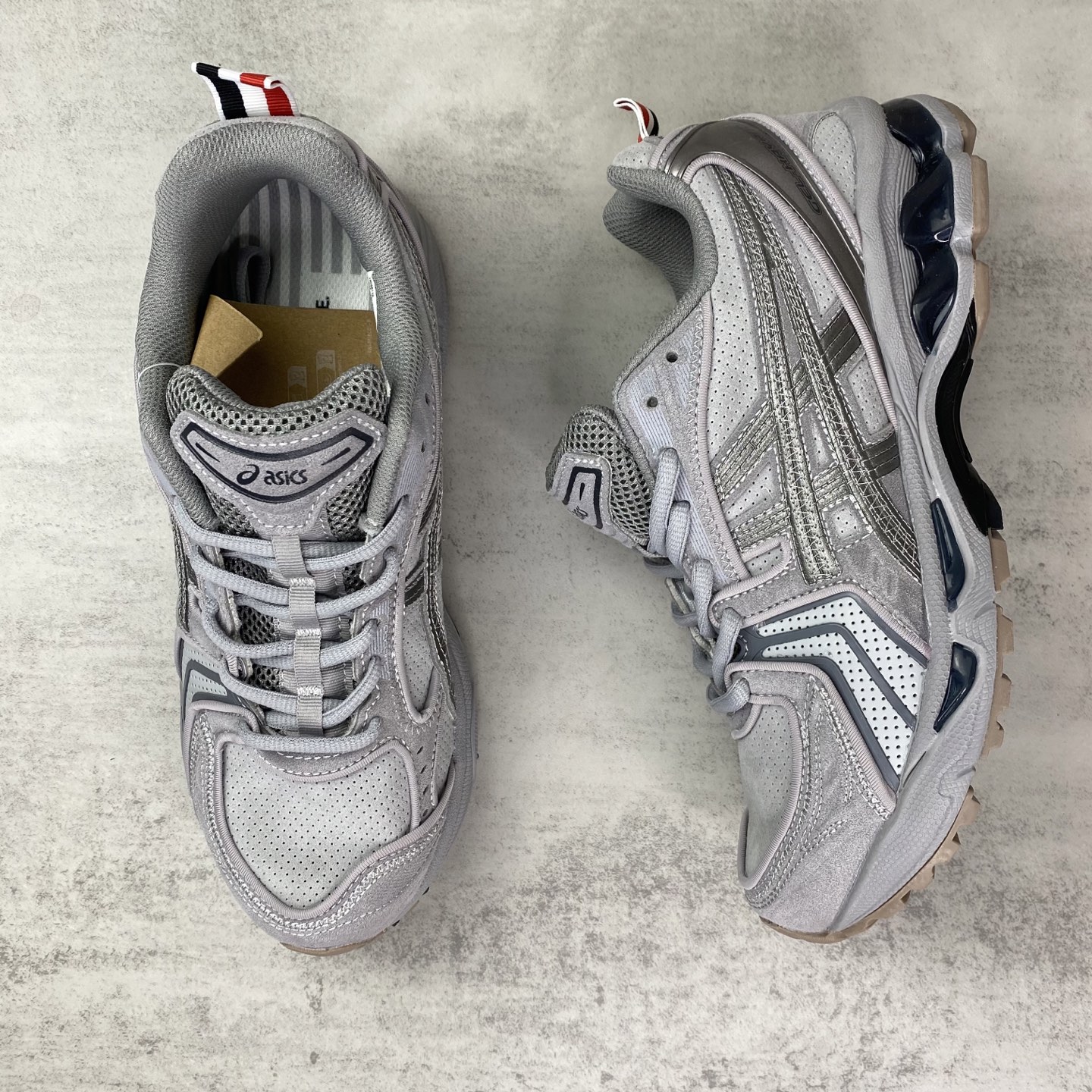 トム ブラウン x アシックス Gel-Kayano 14 シルバー 詳細画像 3