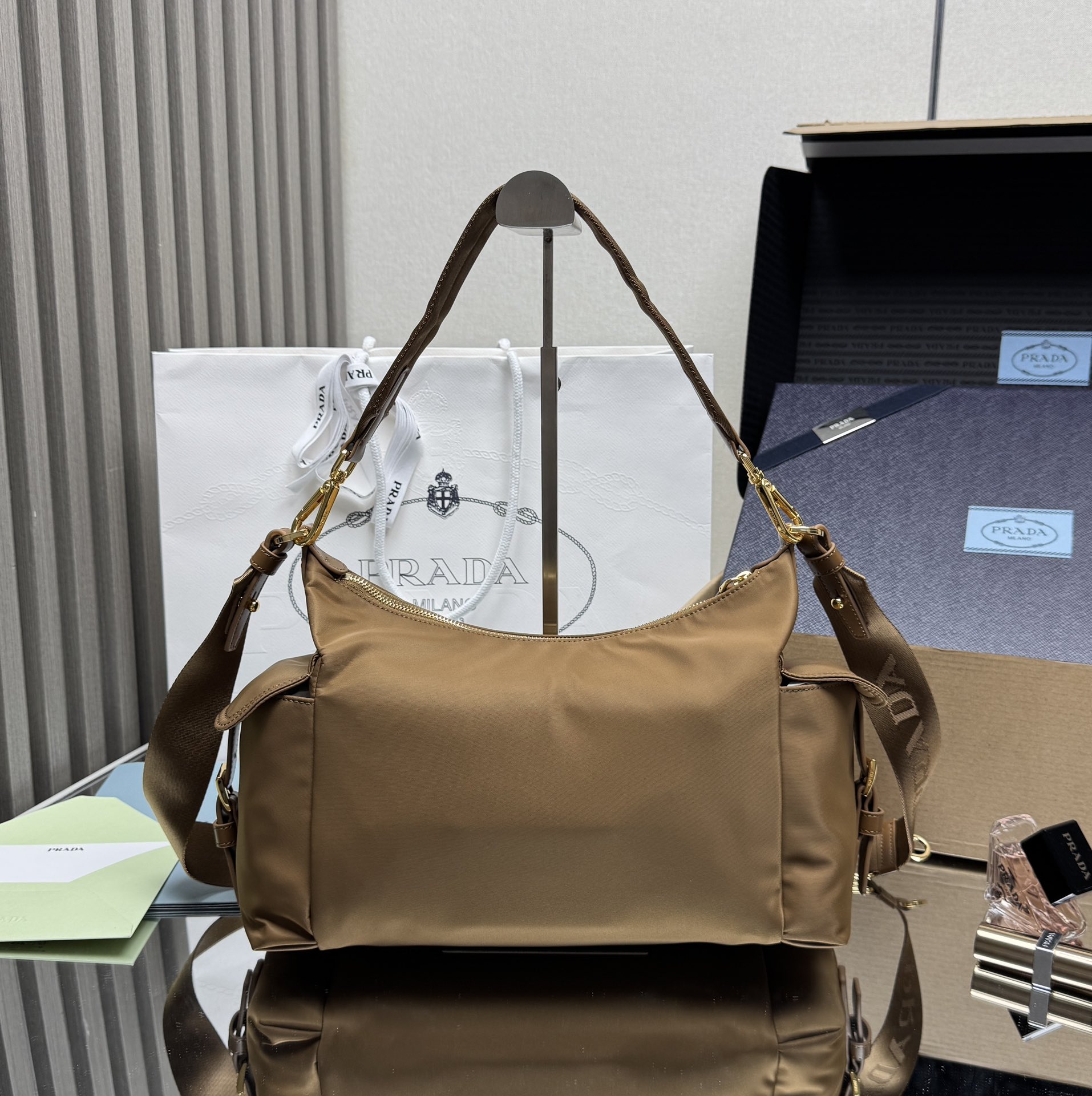 プラダ エクスプロール Re-Nylon レザーバッグ キャメル 1BC264 詳細画像 1
