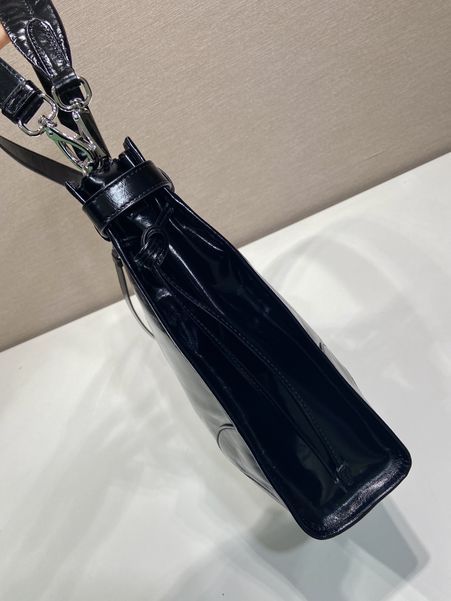 プラダ ボニー レザー ショルダーバッグ ブラック ミディアム 2VH216 画像 6