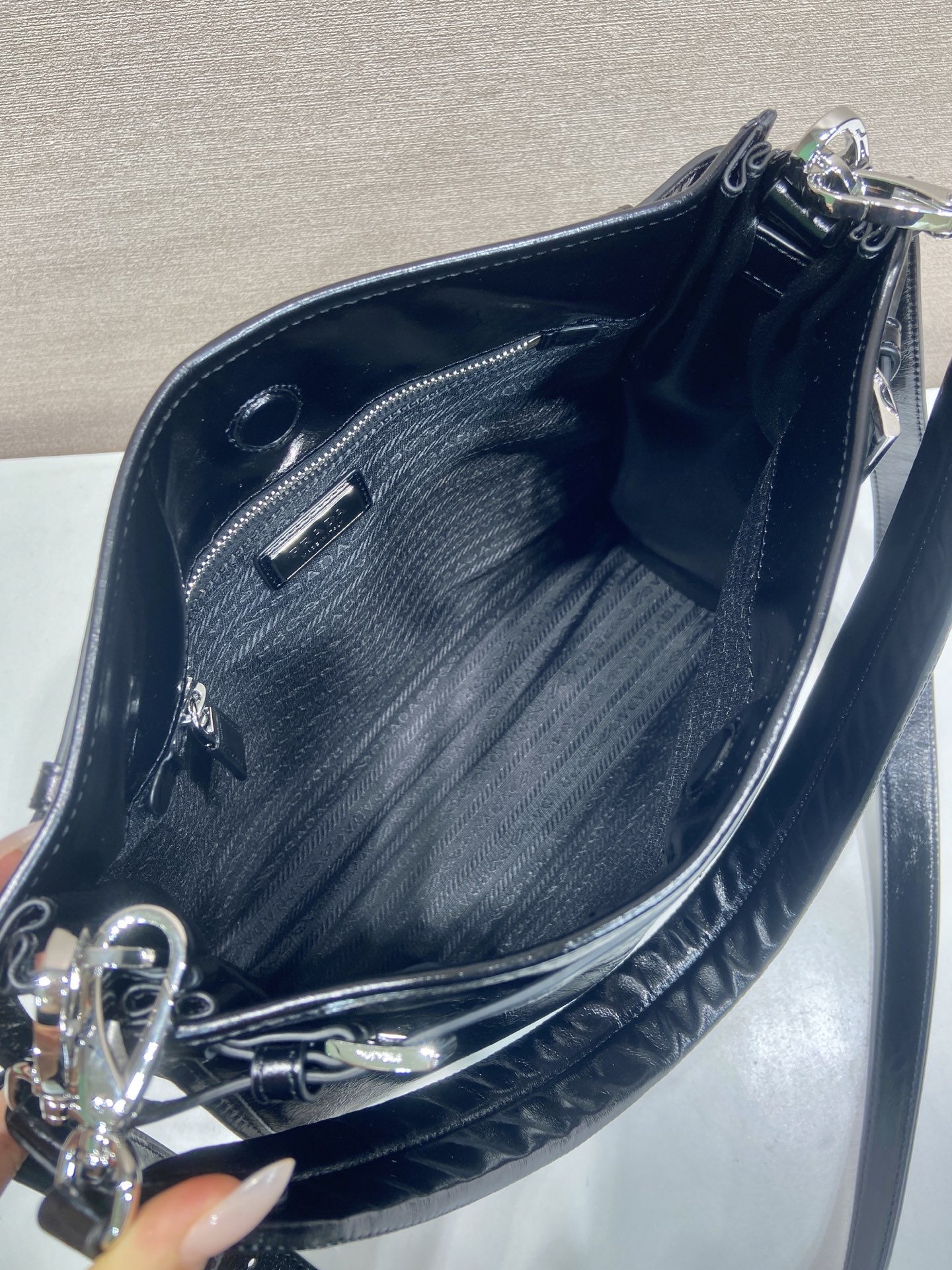 プラダ ボニー レザー ショルダーバッグ ブラック ミディアム 2VH216 画像 8