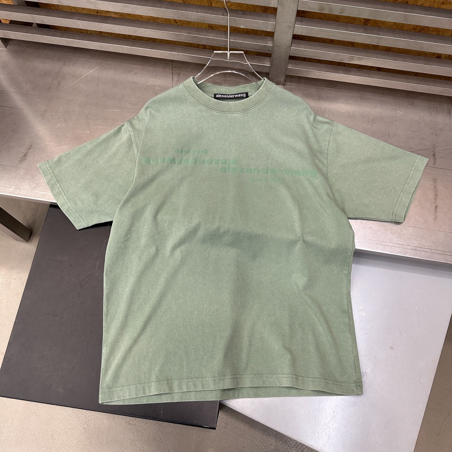 アレキサンダー ワン フォームロゴ ウォッシュ Tシャツ グリーン 詳細画像 3
