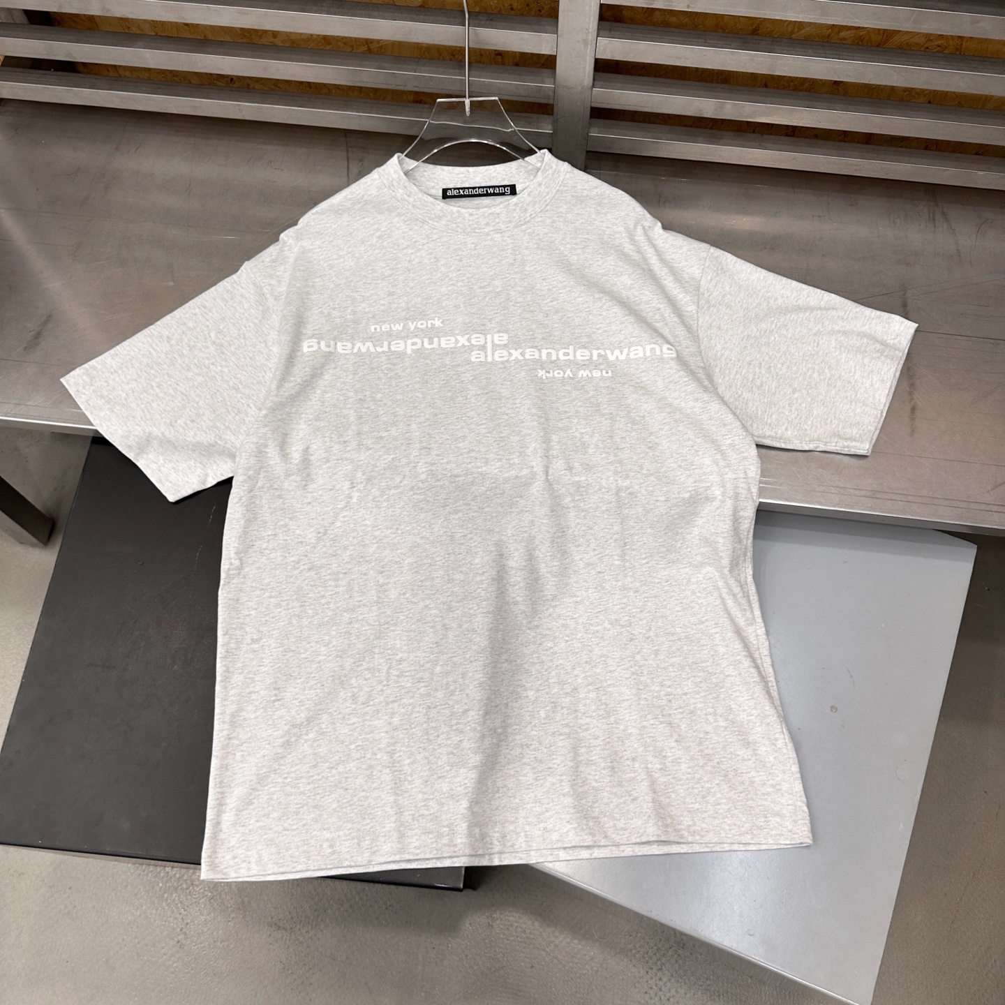 アレキサンダー ワン フォームロゴ ウォッシュ Tシャツ ホワイト 詳細画像 3