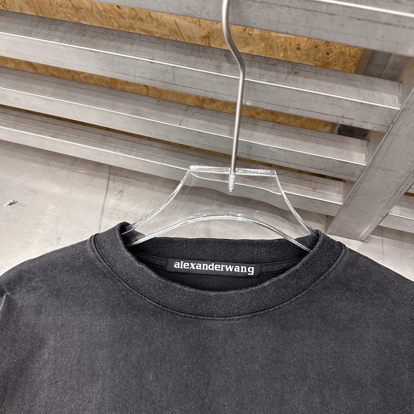 アレキサンダー ワン フォームロゴ ウォッシュ Tシャツ ブラック 画像 4