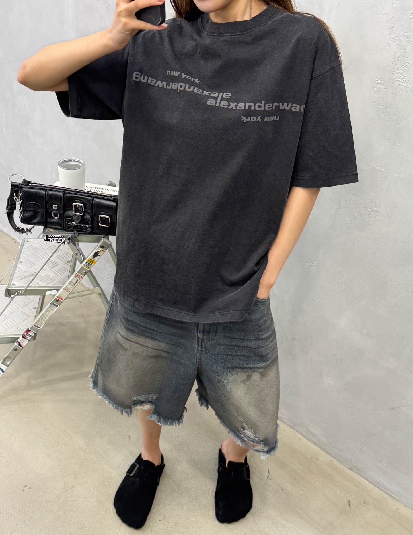 アレキサンダー ワン フォームロゴ ウォッシュ Tシャツ ブラック 画像 7