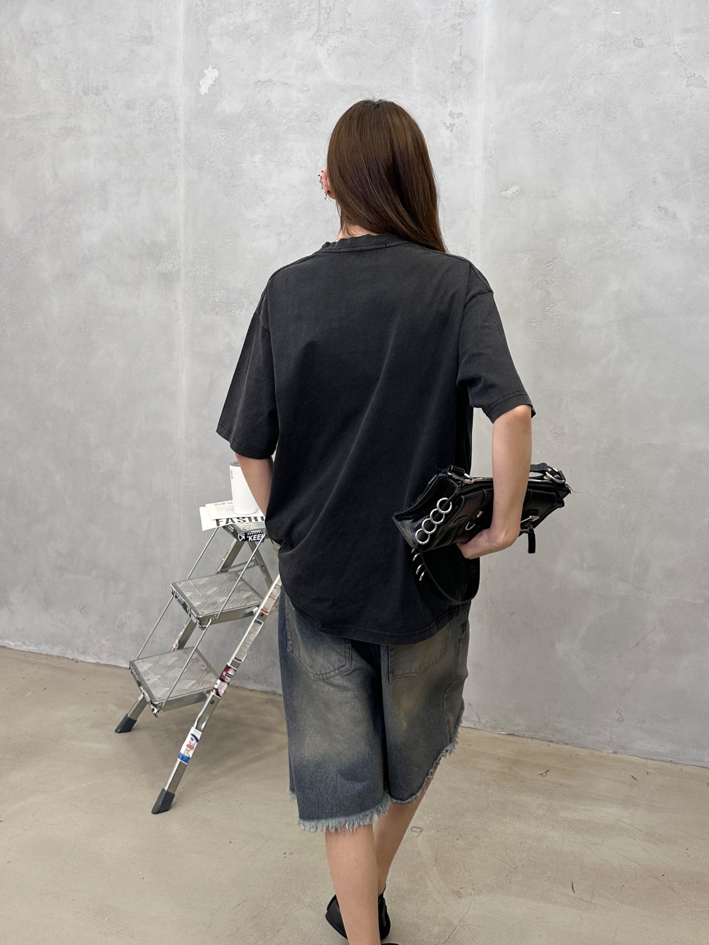 アレキサンダー ワン フォームロゴ ウォッシュ Tシャツ ブラック 画像 9