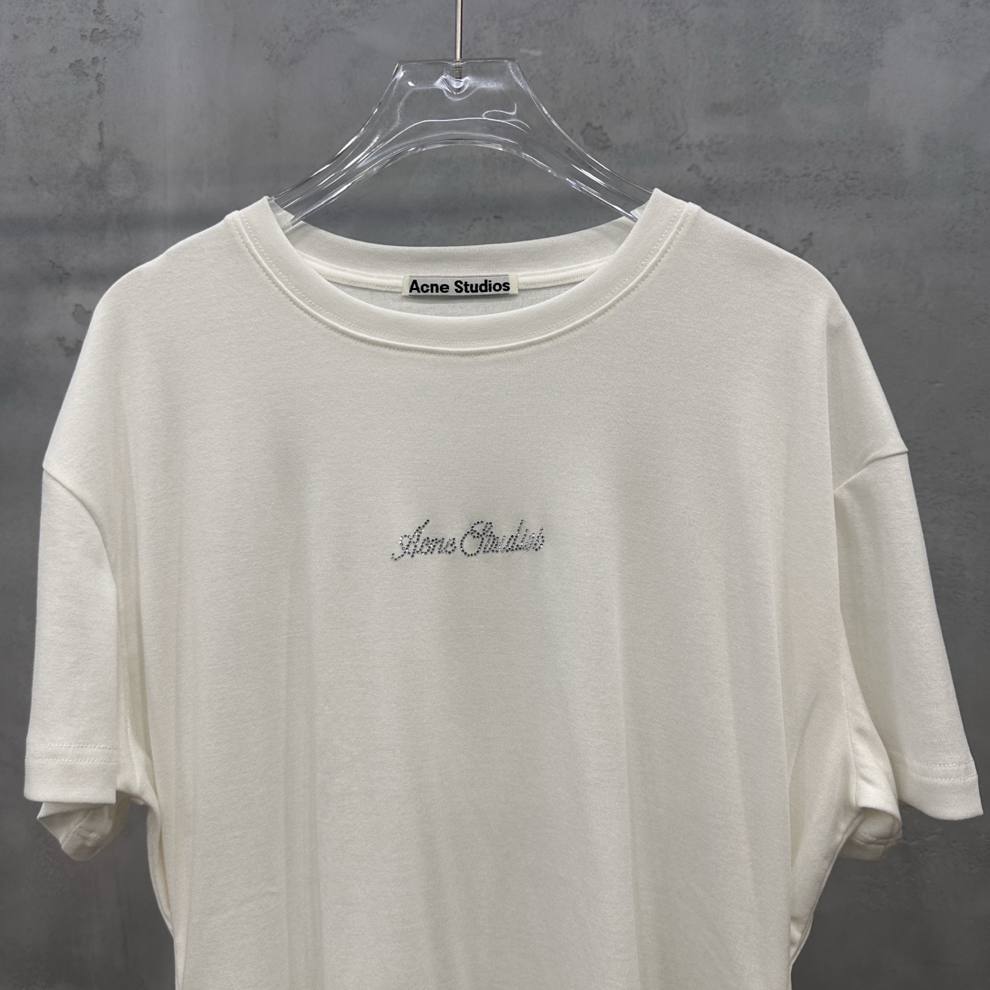 アクネ ストゥディオズ ラインストーンロゴ ウエストシェイプ Tシャツ ホワイト 詳細画像 2