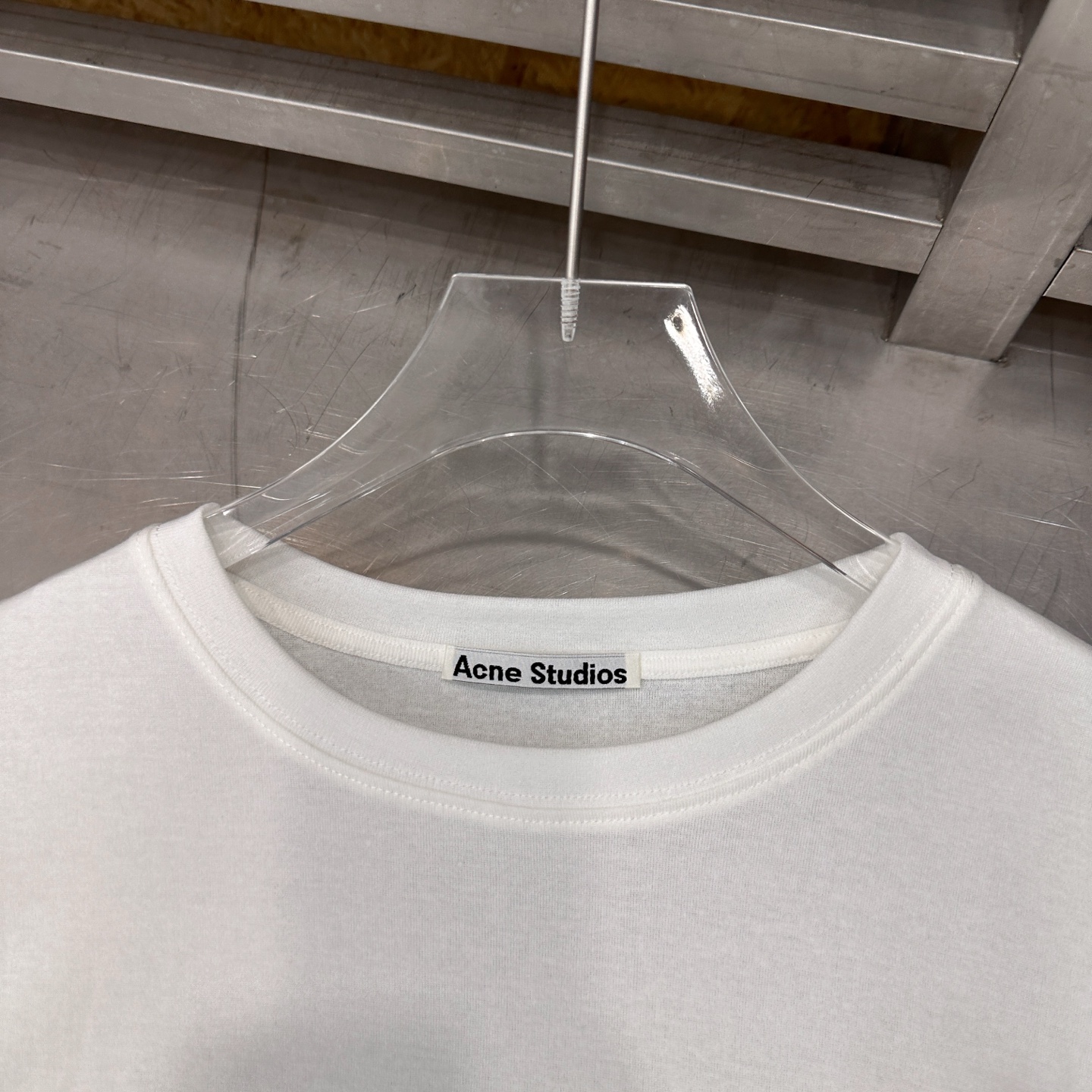 アクネ ストゥディオズ ラインストーンロゴ ウエストシェイプ Tシャツ ホワイト 画像 4