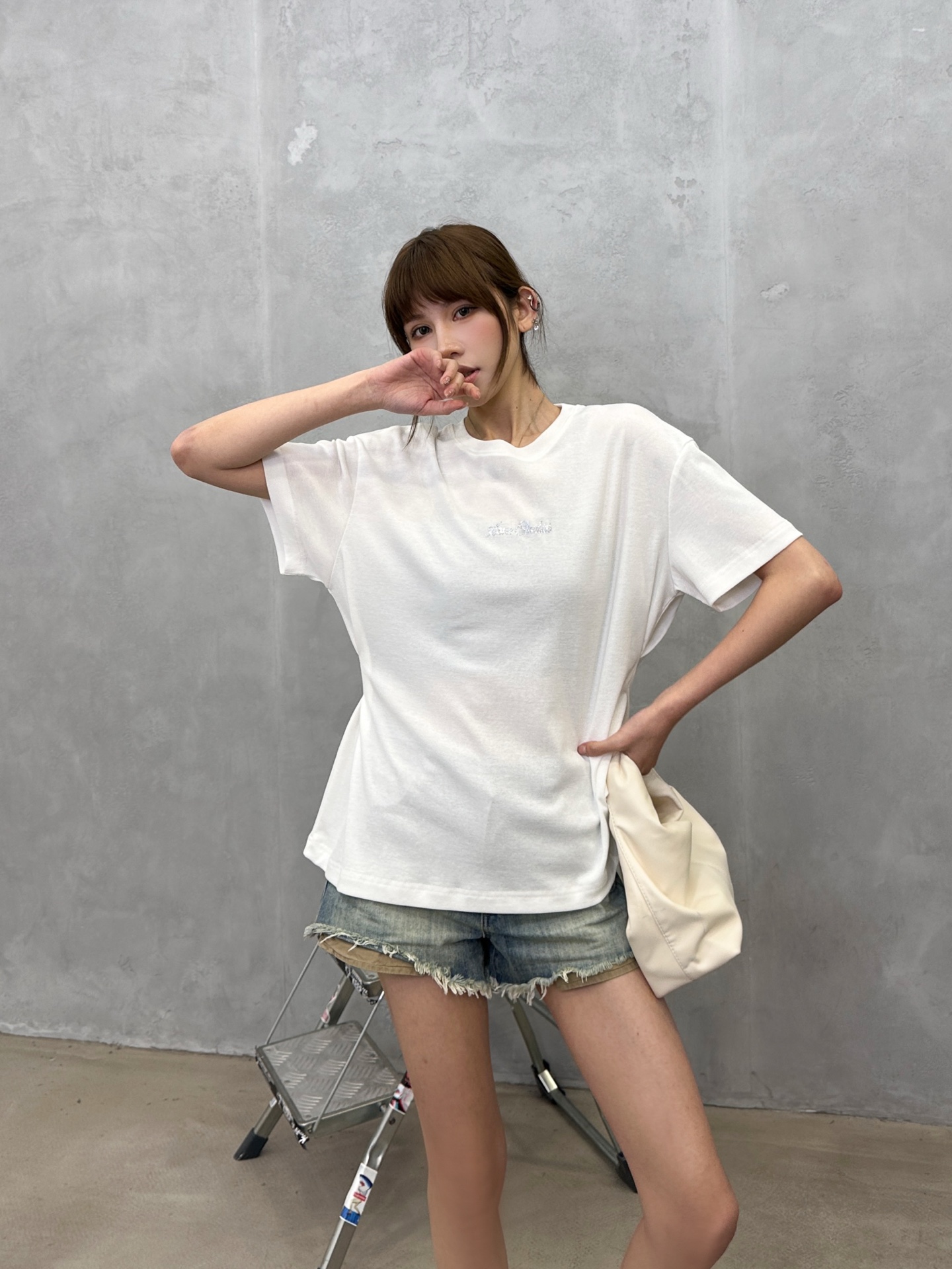 アクネ ストゥディオズ ラインストーンロゴ ウエストシェイプ Tシャツ ホワイト 画像 8