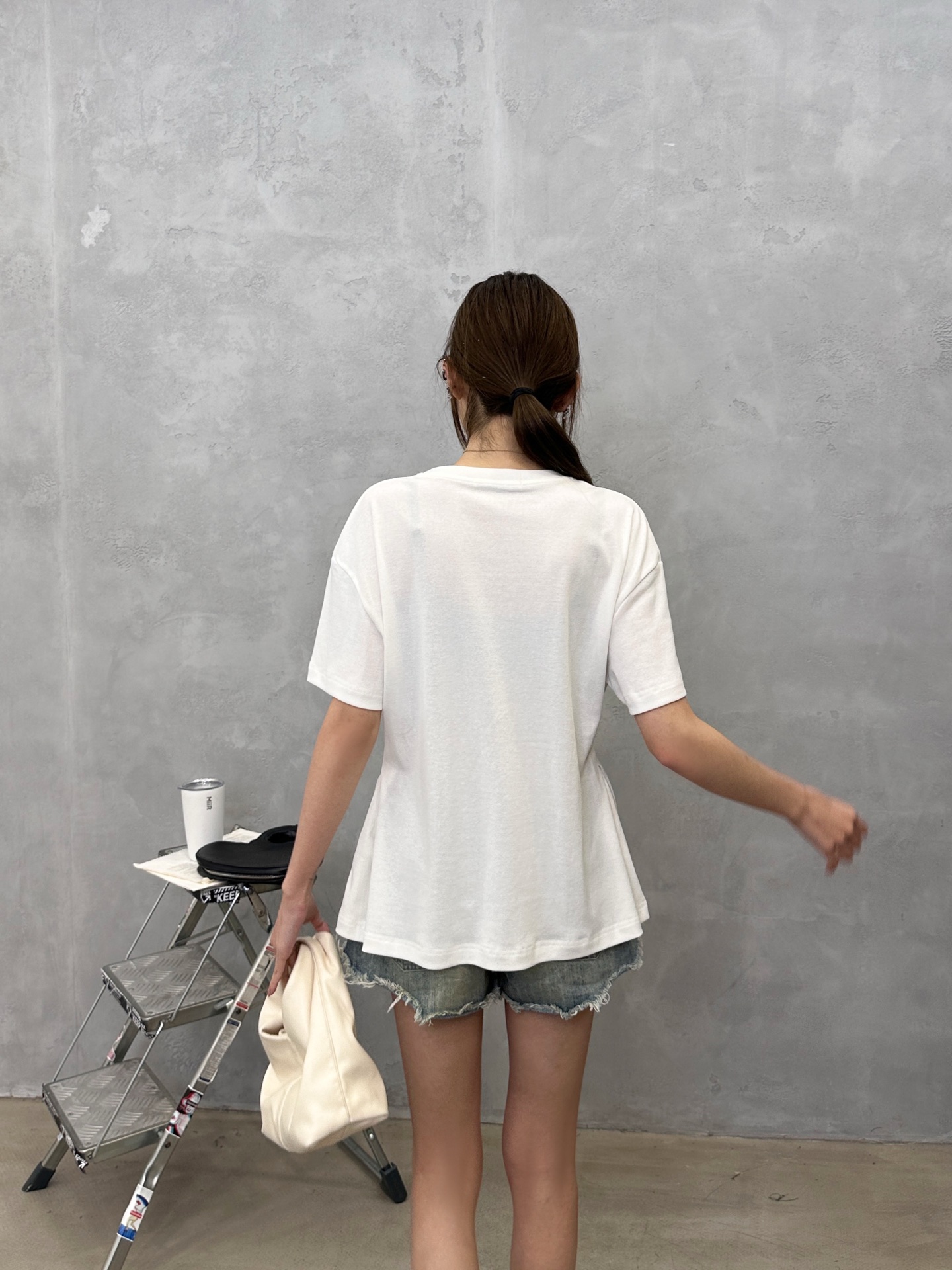 アクネ ストゥディオズ ラインストーンロゴ ウエストシェイプ Tシャツ ホワイト 画像 9