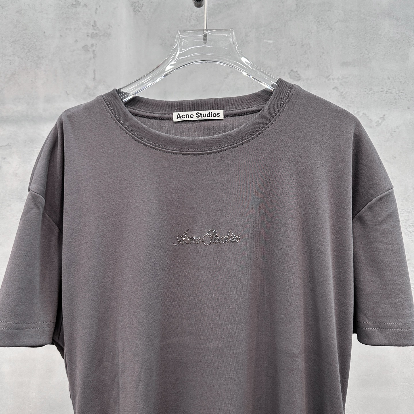 アクネ ストゥディオズ ラインストーンロゴ ウエストシェイプ Tシャツ グレー 詳細画像 2