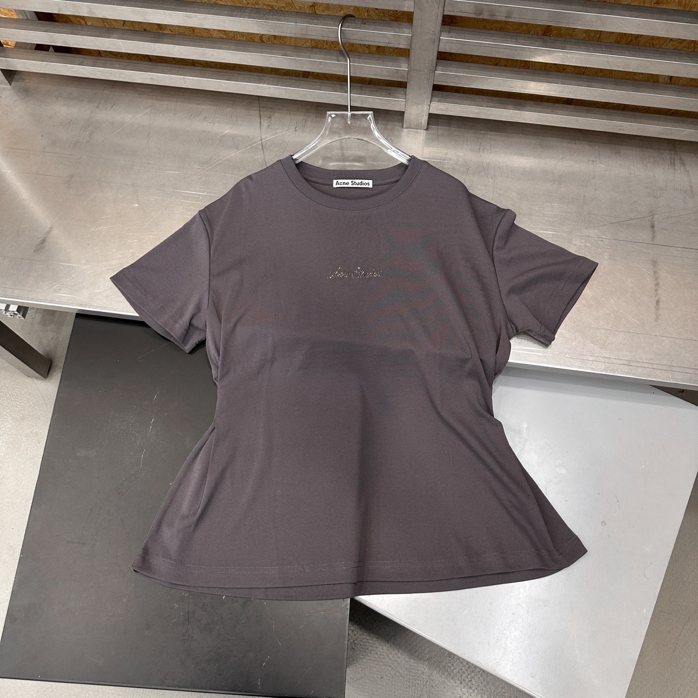 アクネ ストゥディオズ ラインストーンロゴ ウエストシェイプ Tシャツ グレー 詳細画像 3