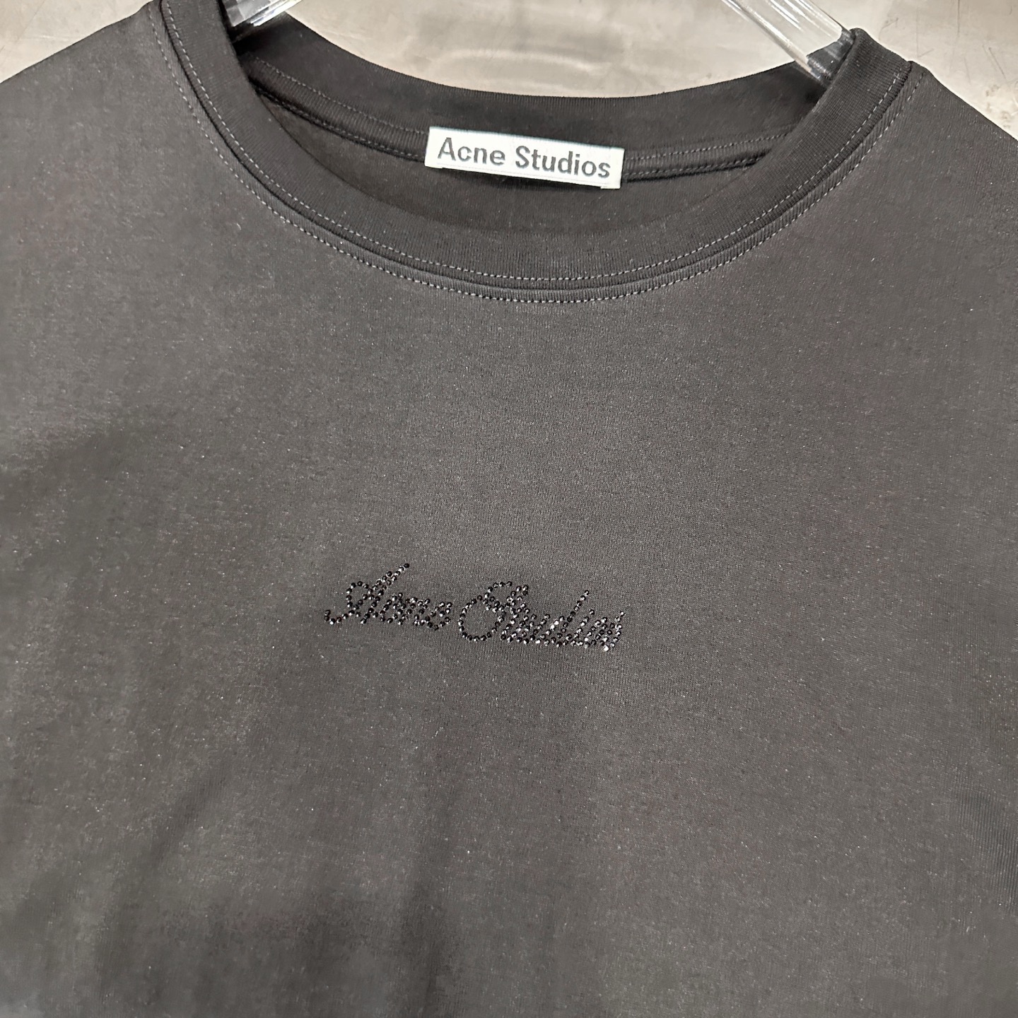 アクネ ストゥディオズ ラインストーンロゴ ウエストシェイプ Tシャツ ブラック 画像 5