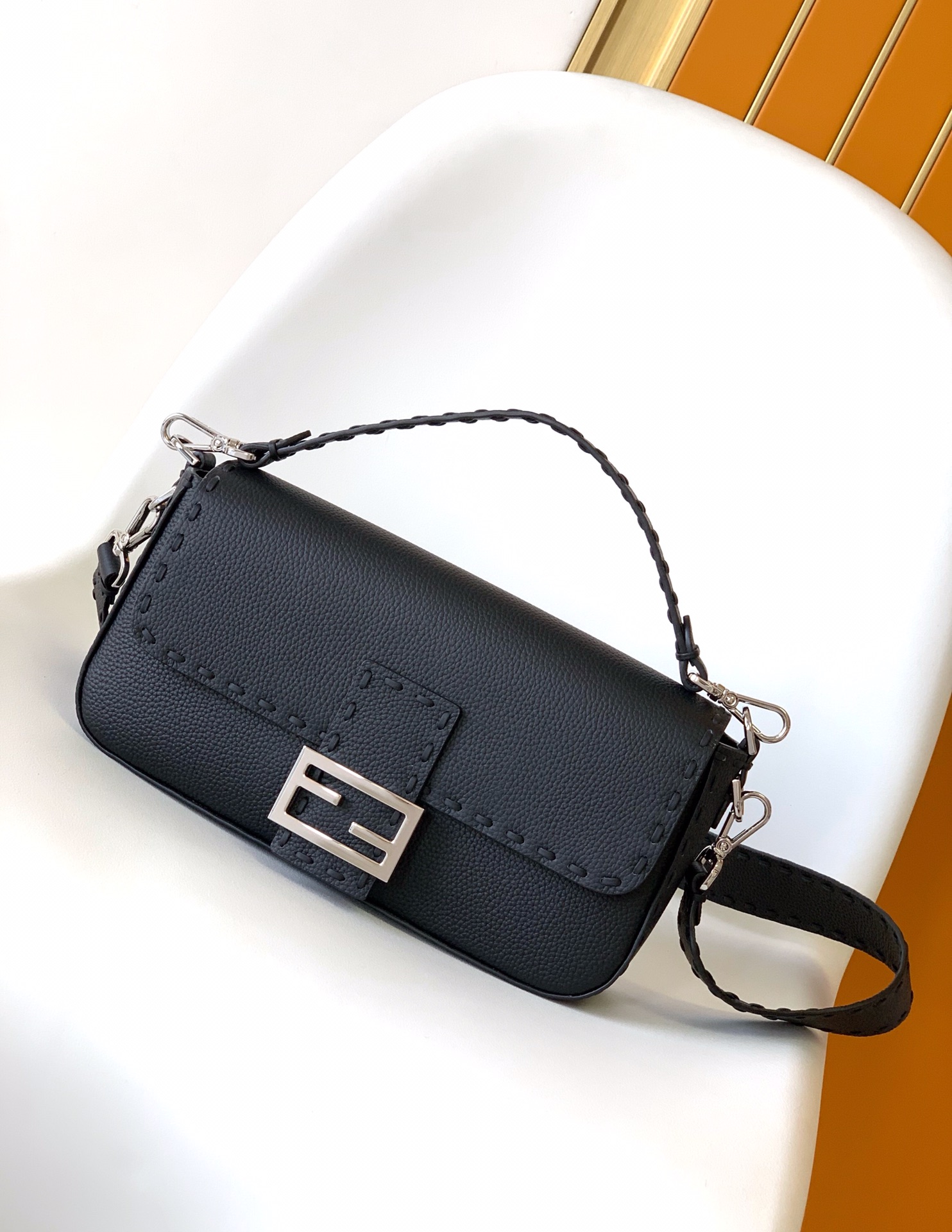 フェンディ バゲット ミディアム レザーバッグ ネイビー 600 詳細画像 1