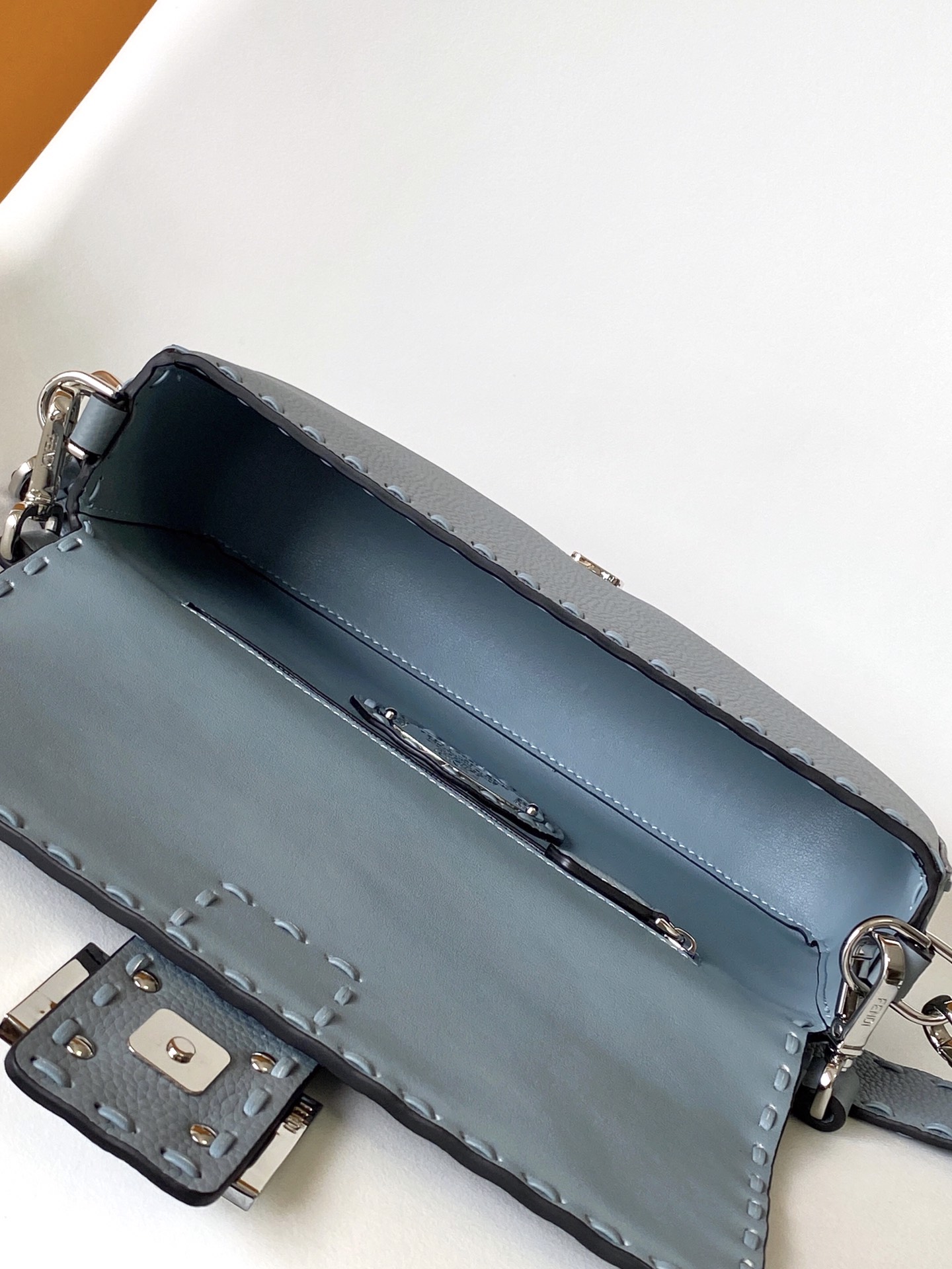 フェンディ バゲット ミディアム レザーバッグ ブルーグレー 600 画像 5