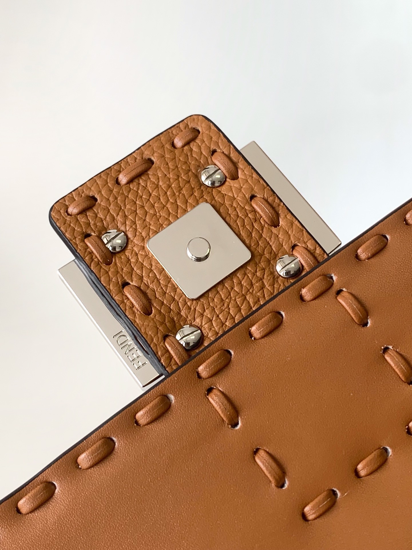 フェンディ バゲット スモール レザーバッグ キャラメル 600s 画像 7