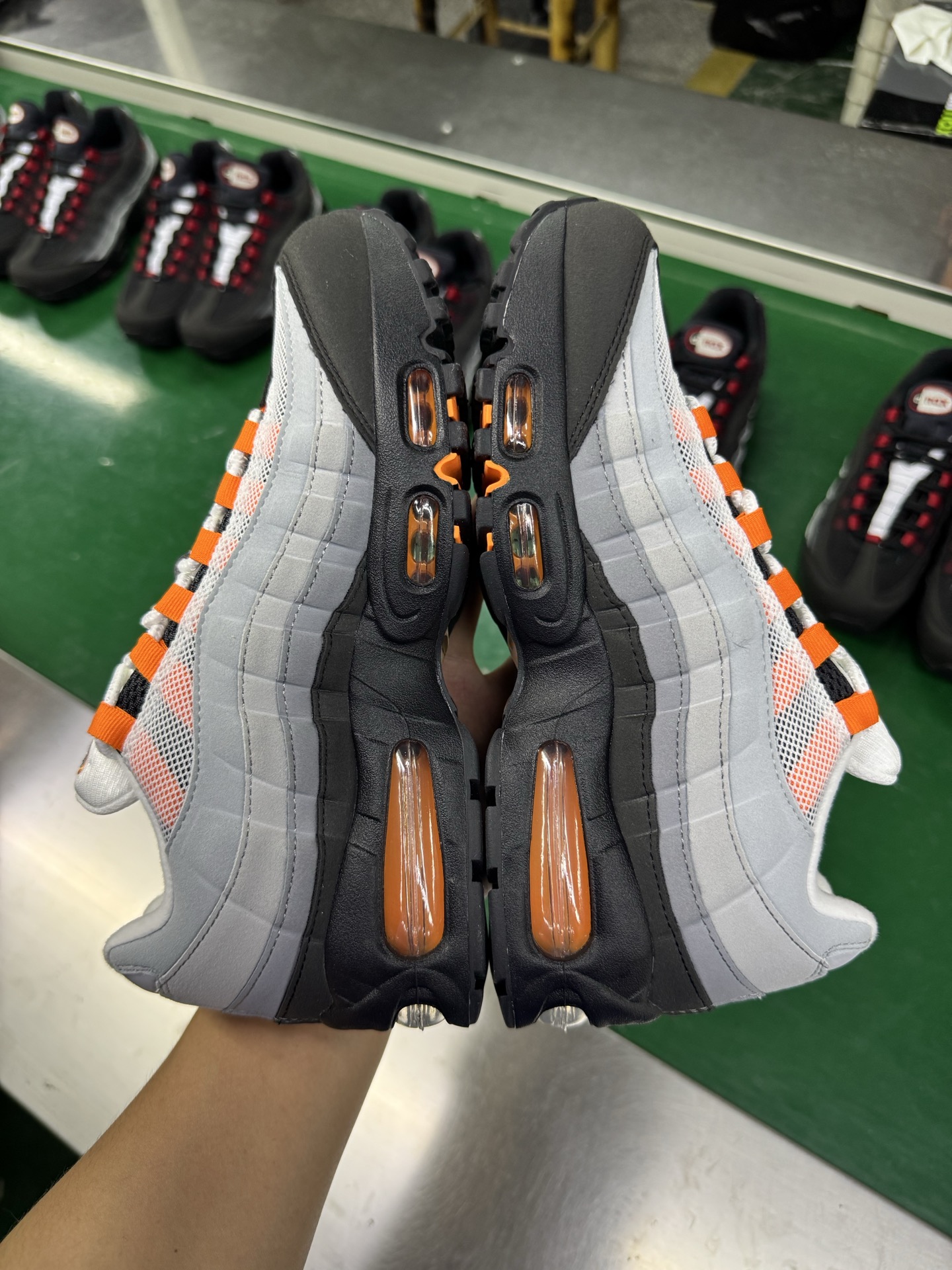 ナイキ Air Max 95 OG グレー オレンジ HM4740-101 画像 4