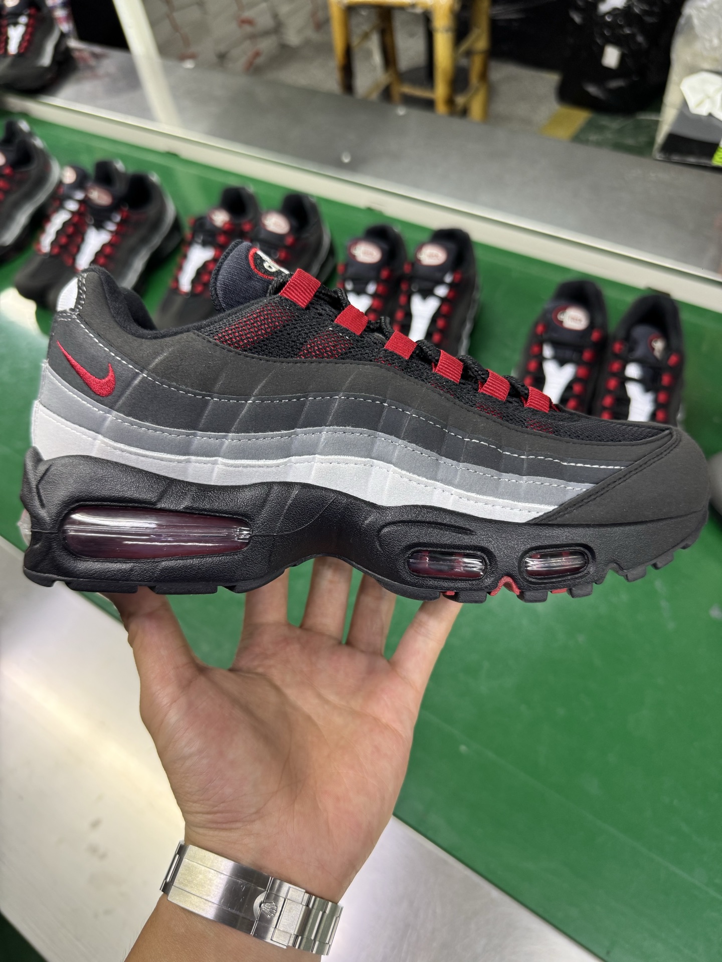 リバプールFC x ナイキ Air Max 95 OG ブラック レッド HM4830-001 詳細画像 1