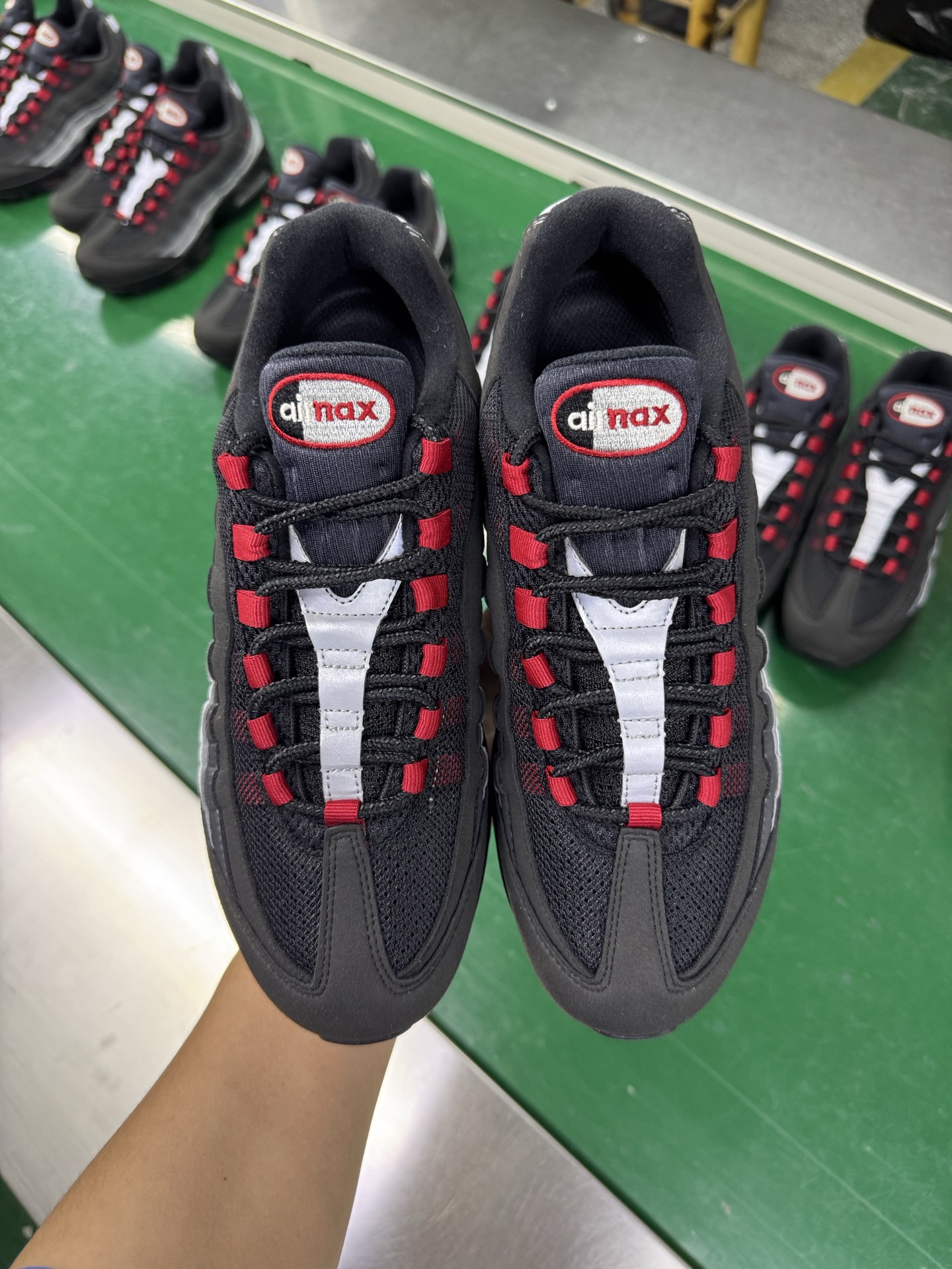 リバプールFC x ナイキ Air Max 95 OG ブラック レッド HM4830-001 詳細画像 2