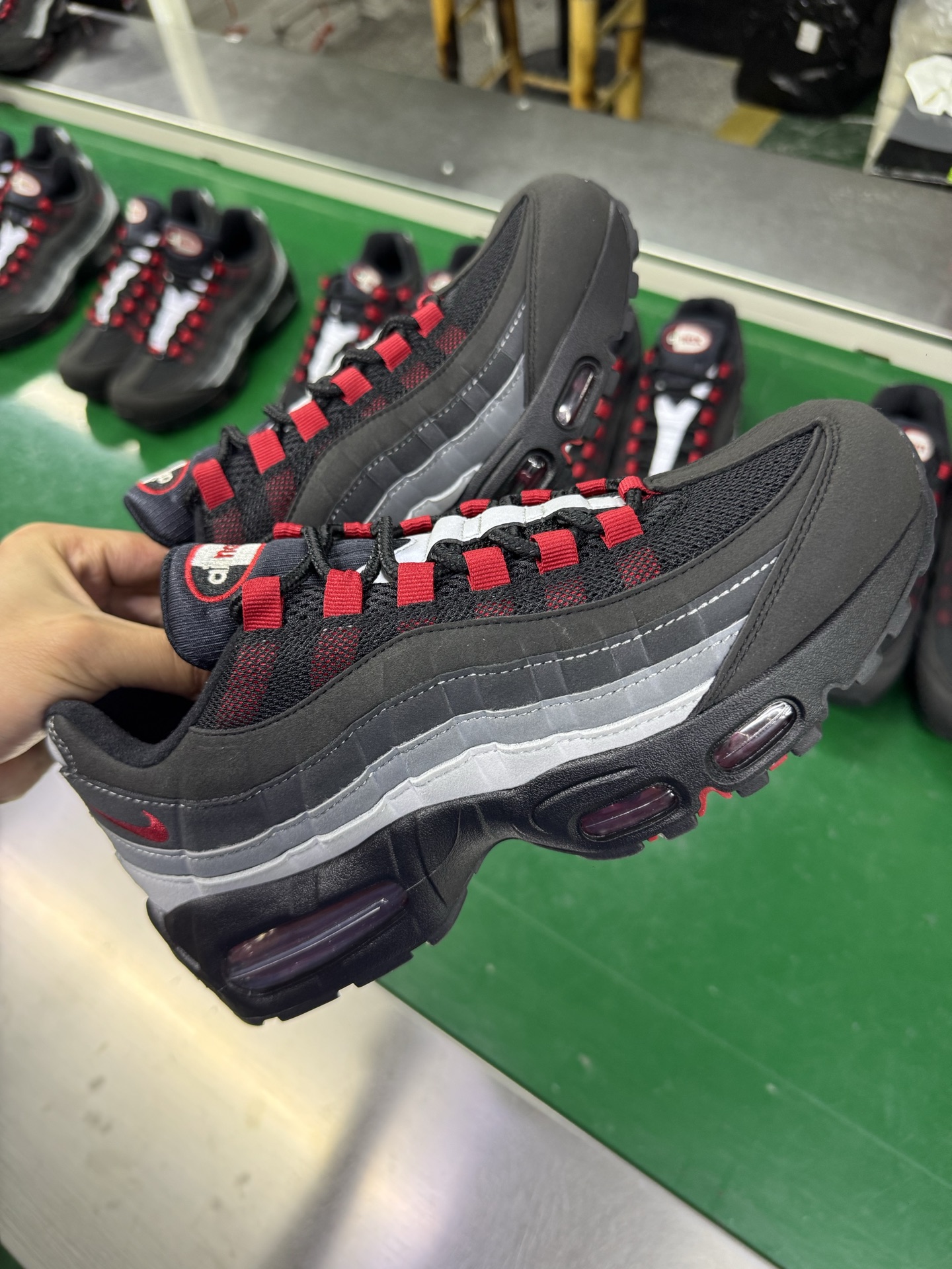 リバプールFC x ナイキ Air Max 95 OG ブラック レッド HM4830-001 詳細画像 3