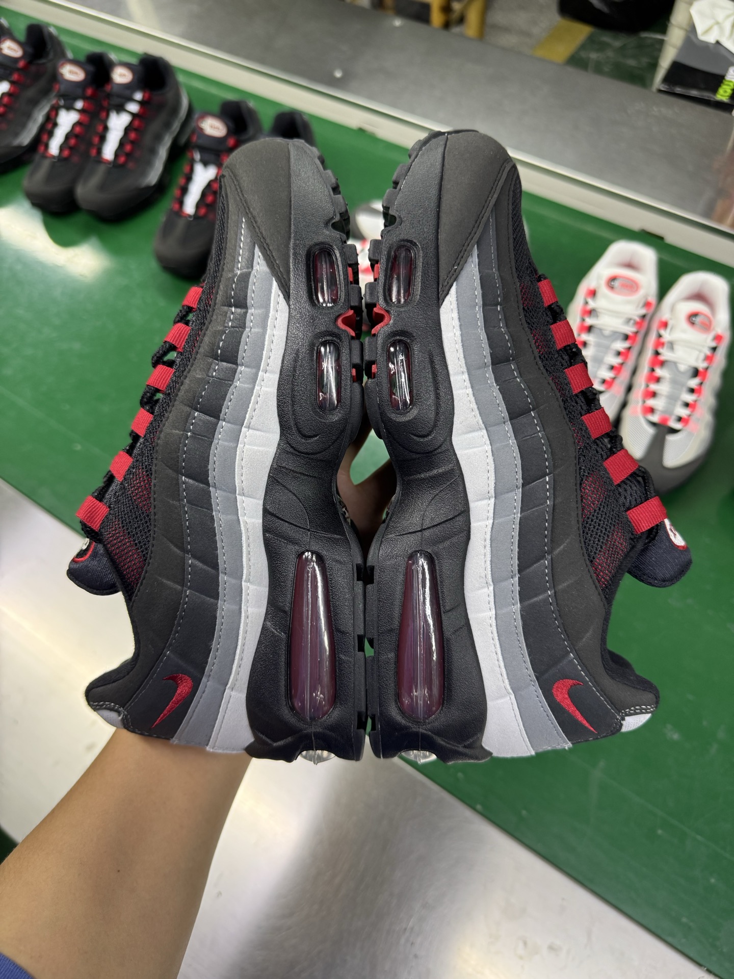 リバプールFC x ナイキ Air Max 95 OG ブラック レッド HM4830-001 画像 4