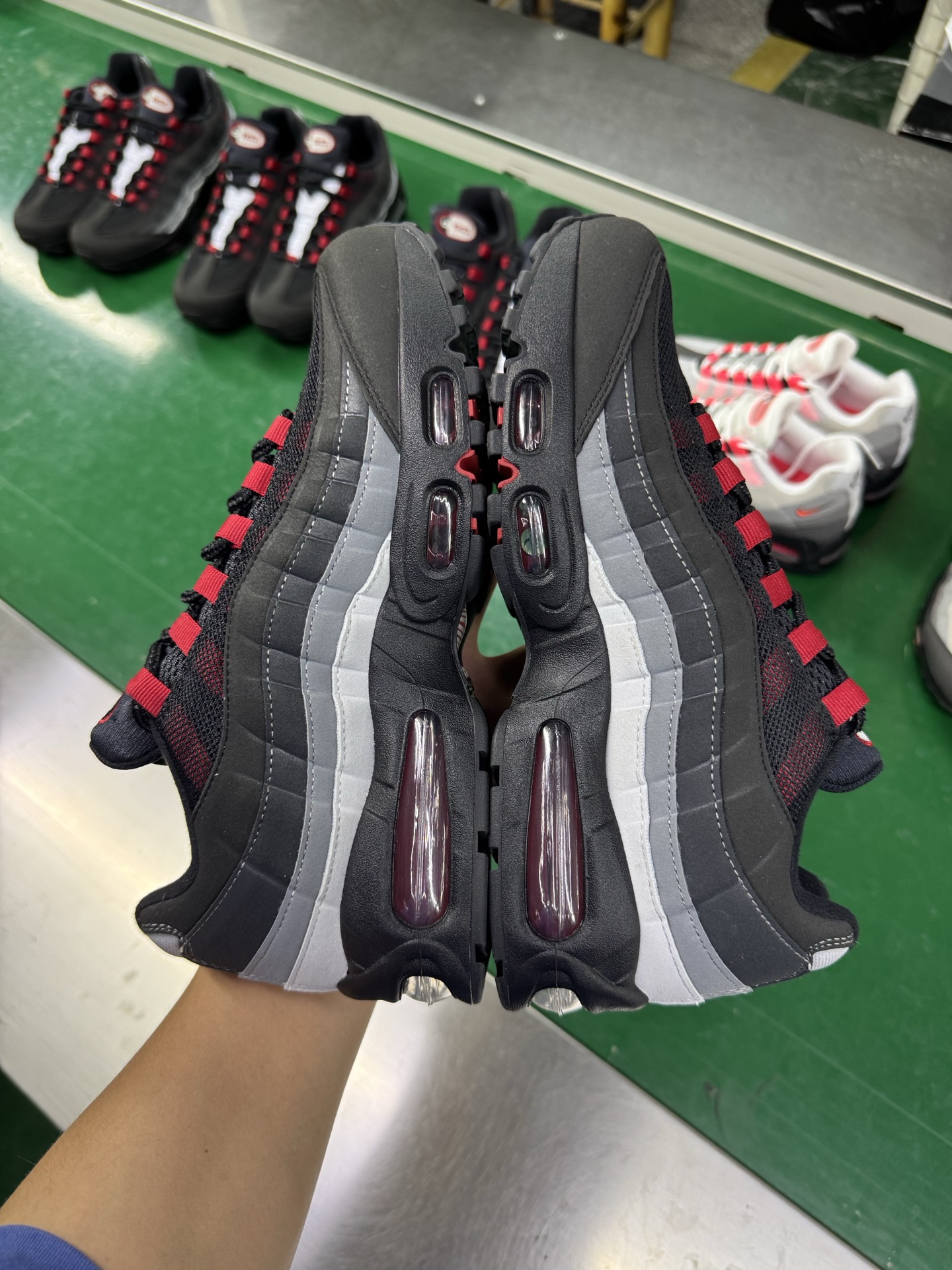 リバプールFC x ナイキ Air Max 95 OG ブラック レッド HM4830-001 画像 5