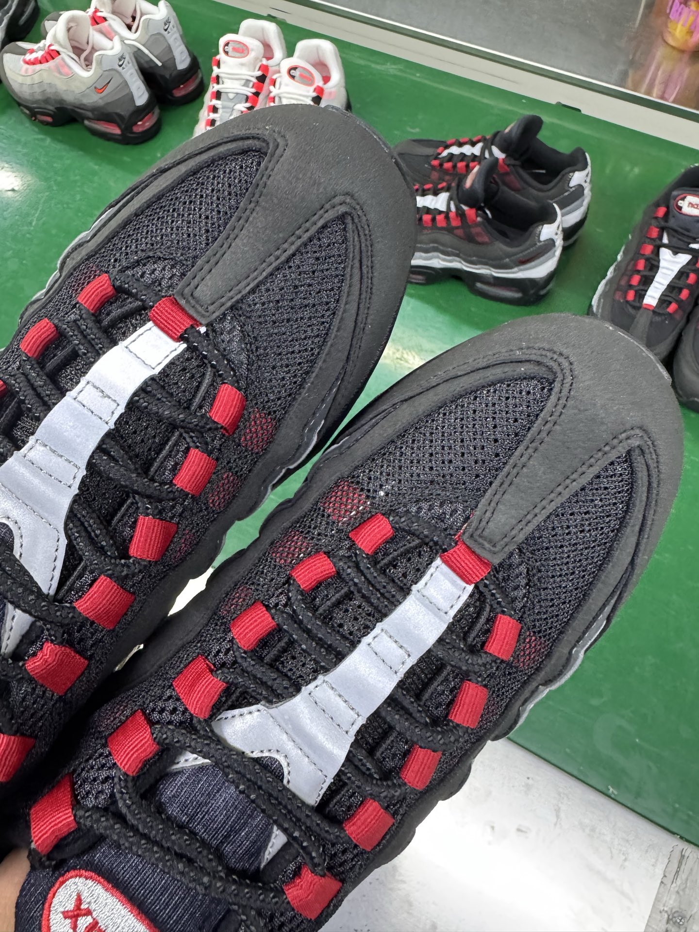 リバプールFC x ナイキ Air Max 95 OG ブラック レッド HM4830-001 画像 6