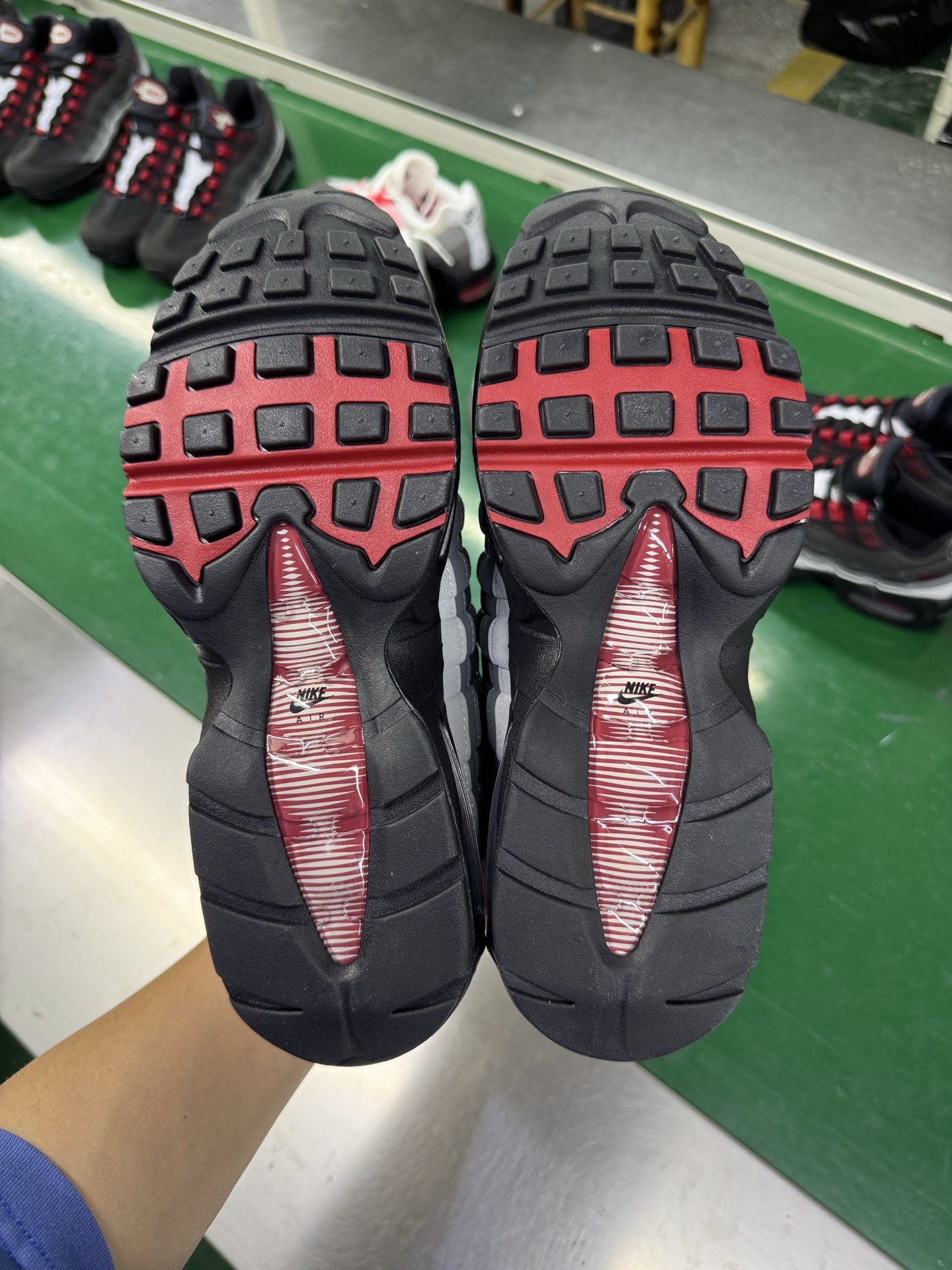 リバプールFC x ナイキ Air Max 95 OG ブラック レッド HM4830-001 画像 9