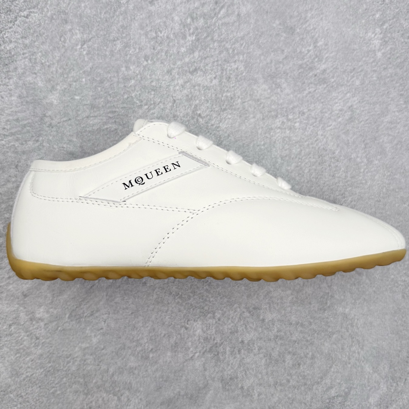 アレキサンダー・マックイーン Boxe スエード ローカットスニーカー クリーム レッド 画像 4