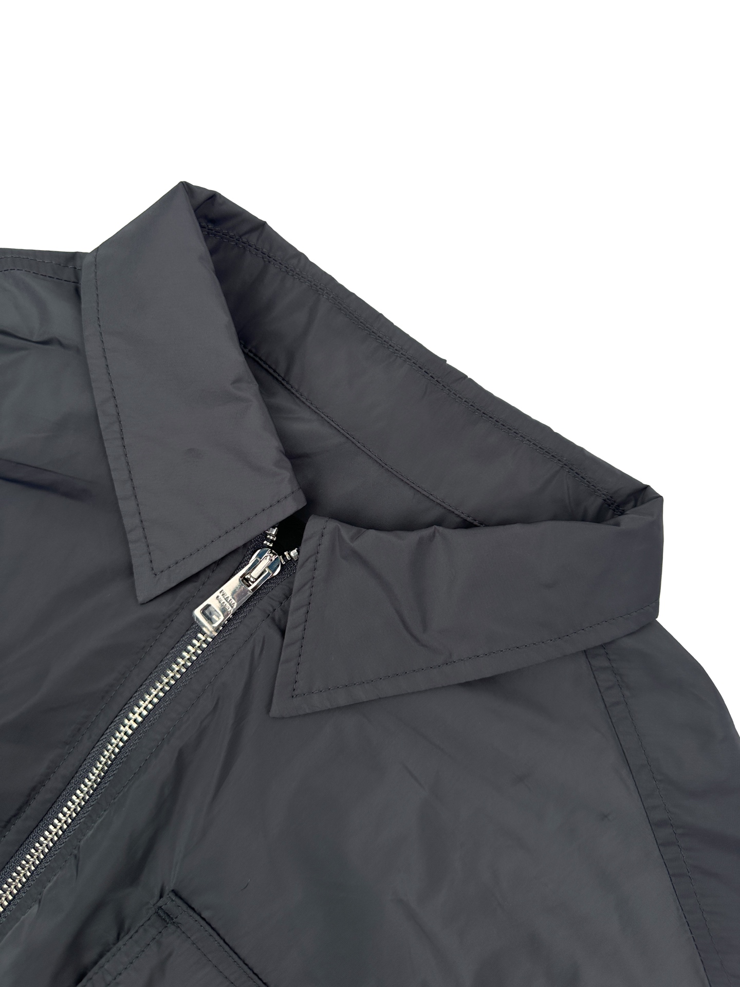 プラダ Re-Nylon トライアングルロゴ ポケットシャツ グレー 詳細画像 2