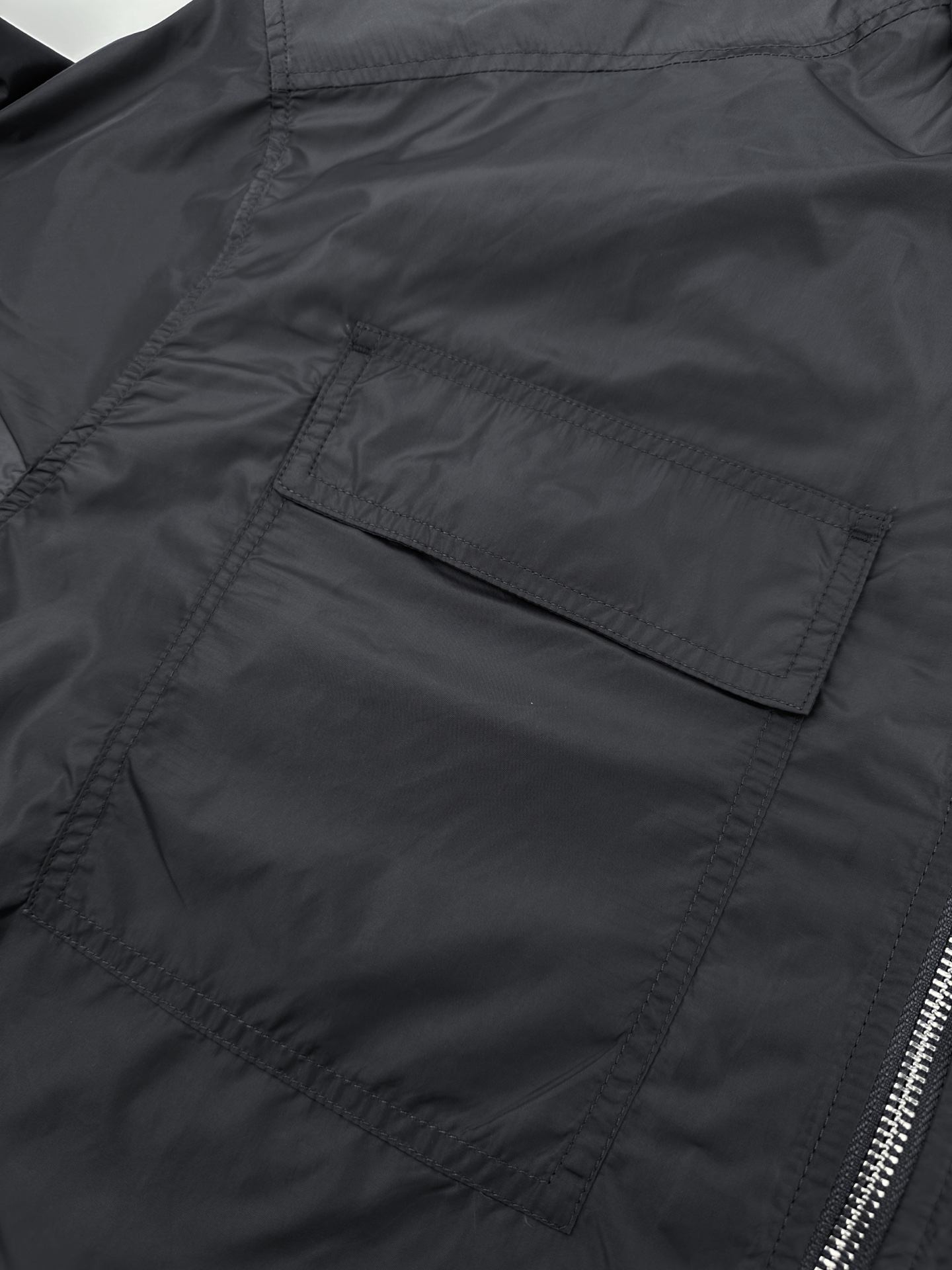 プラダ Re-Nylon トライアングルロゴ ポケットシャツ グレー 詳細画像 3