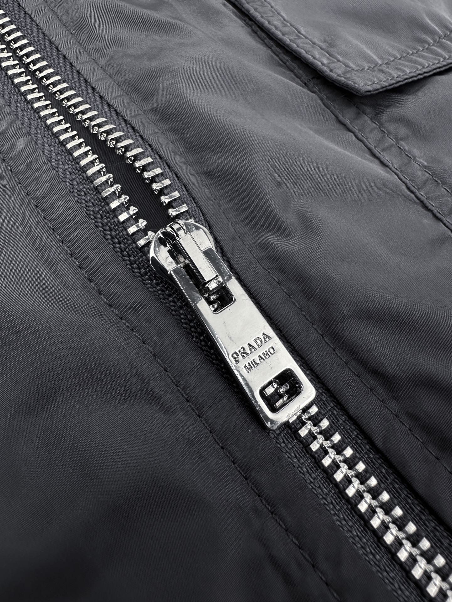 プラダ Re-Nylon トライアングルロゴ ポケットシャツ グレー 画像 9