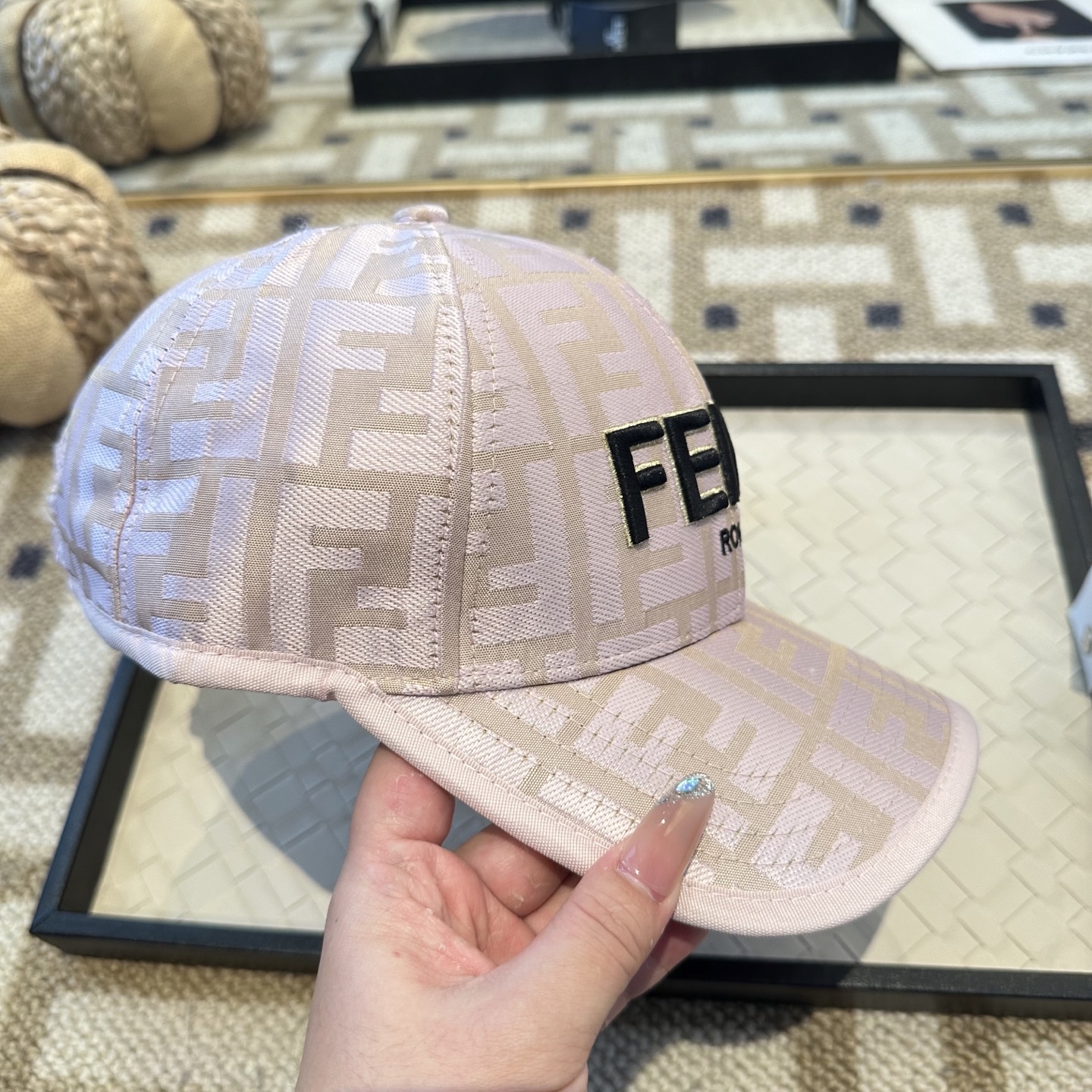 フェンディ FFモノグラム ベースボールキャップ ホワイト ライトグレー トーン D8D8D8 画像 6
