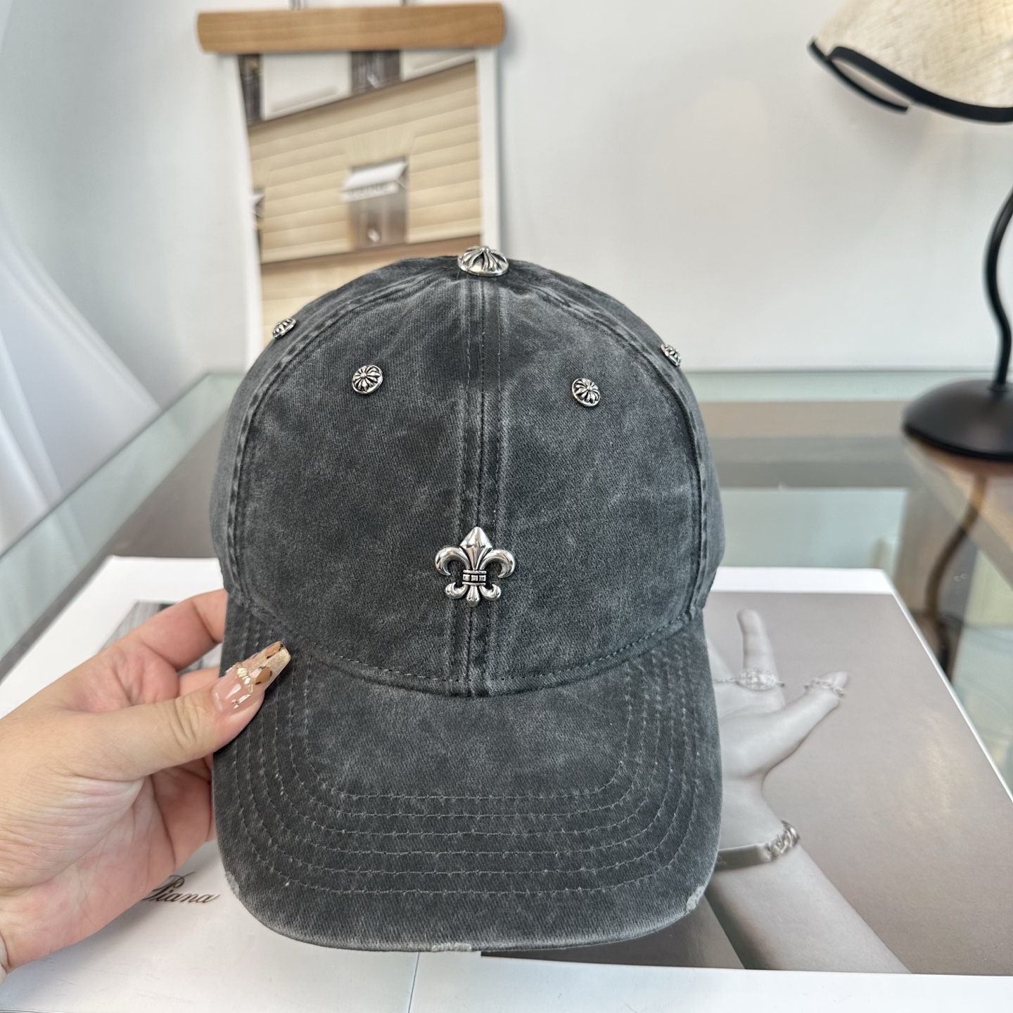クロムハーツ クロス 刺繍 ベースボールキャップ チャコールホワイト トーン 484848 アクセント トーン C0C0C0 詳細画像 3
