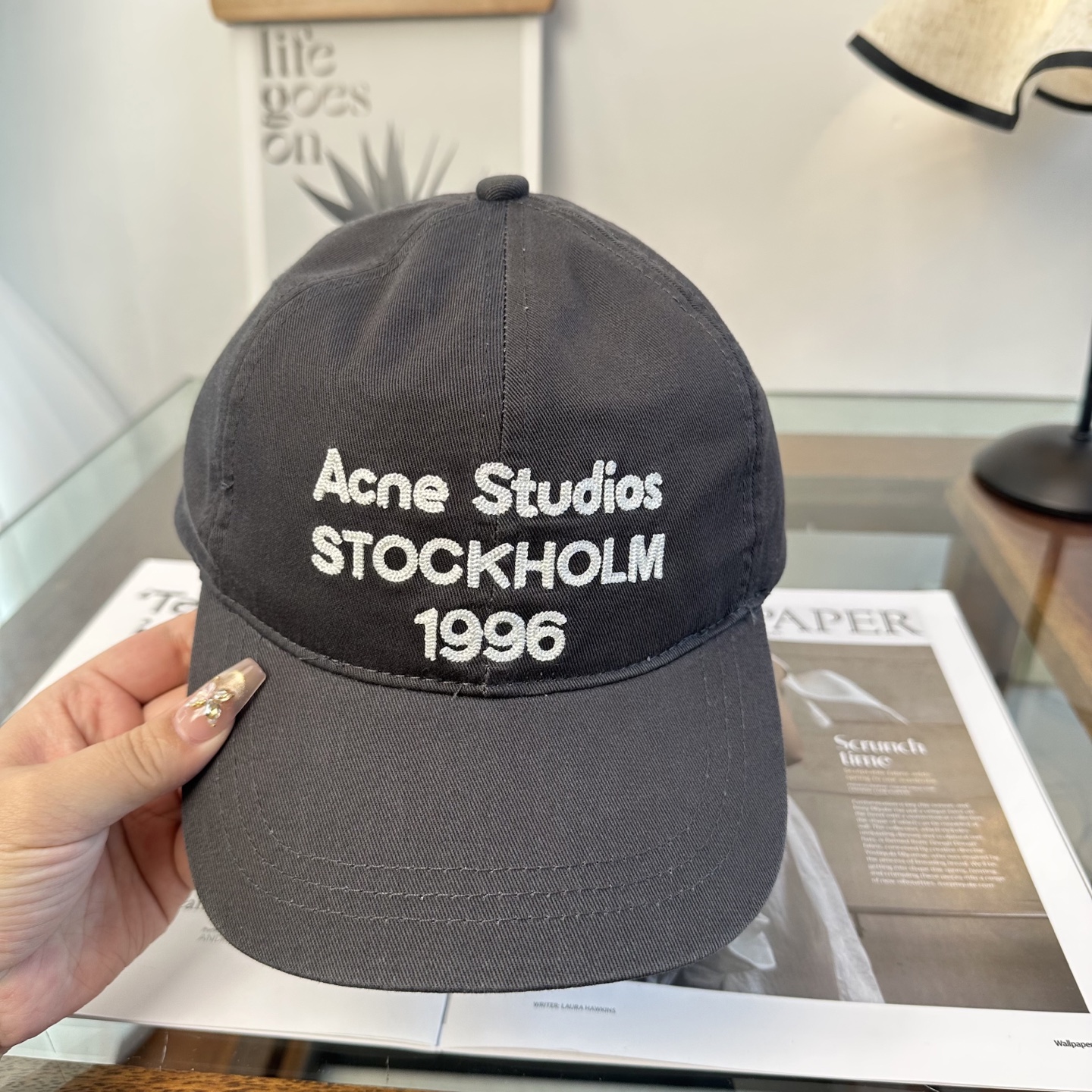 アクネ ストゥディオズ ストックホルム 1996 ロゴ ベースボールキャップ チャコール ニュートラル トーン 484848 アクセント トーン 303048 画像 3