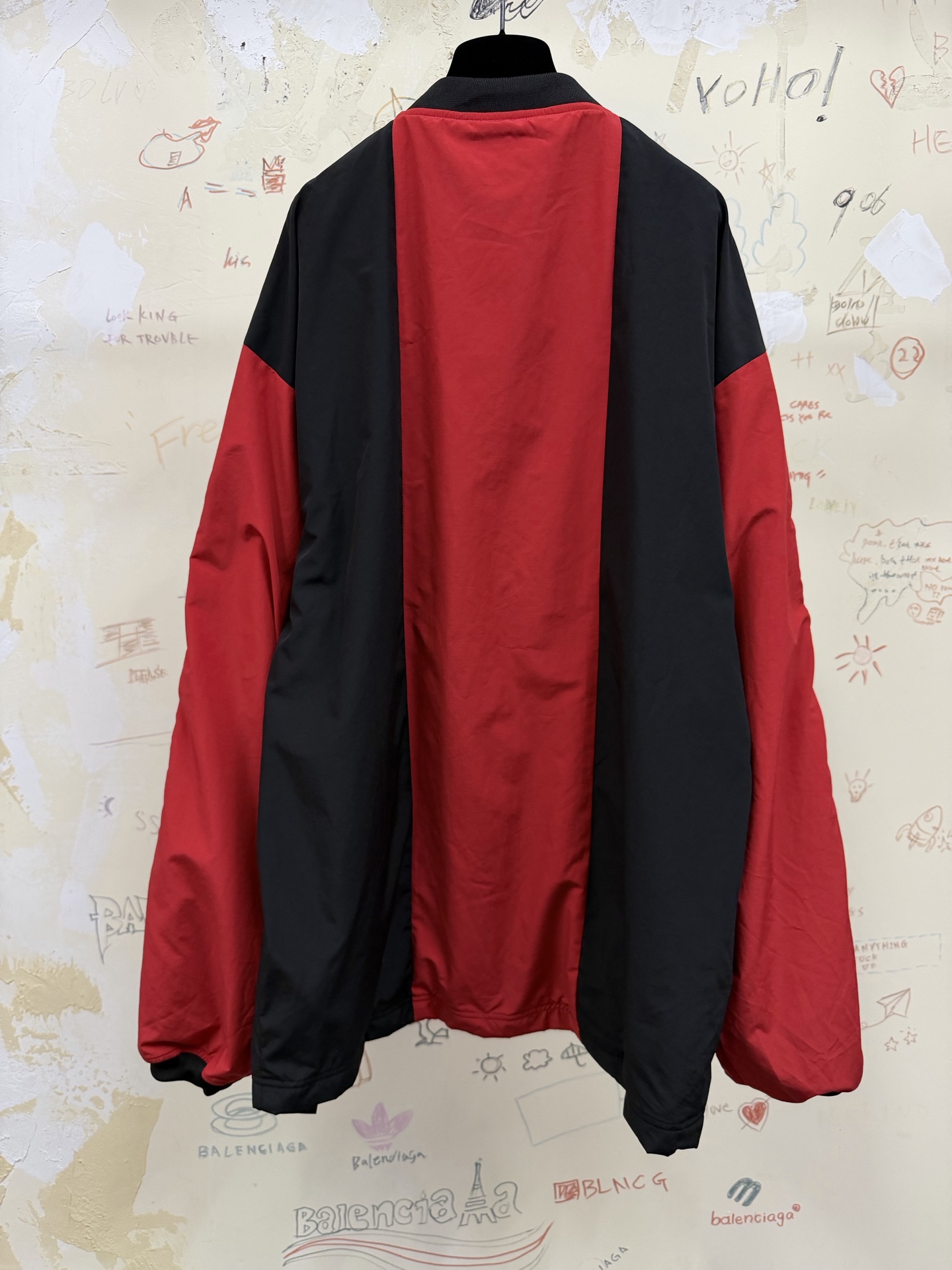バレンシアガ x アディダス Vネック フットボールジャージー レッド ブラック 723663 画像 6