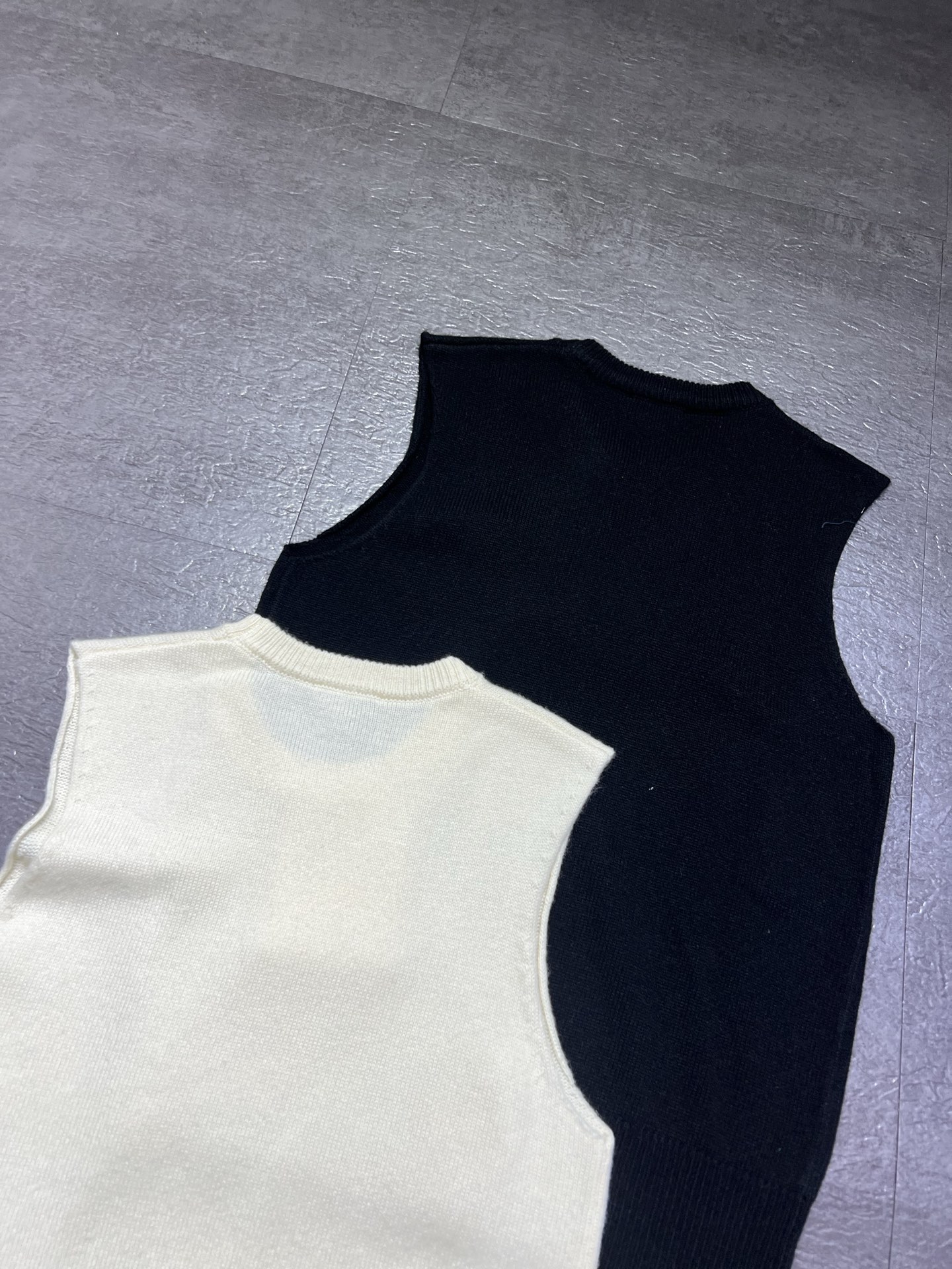 シャネル ブローチ付き モックネック ノースリーブニットトップ ブラック/クリーム 画像 4