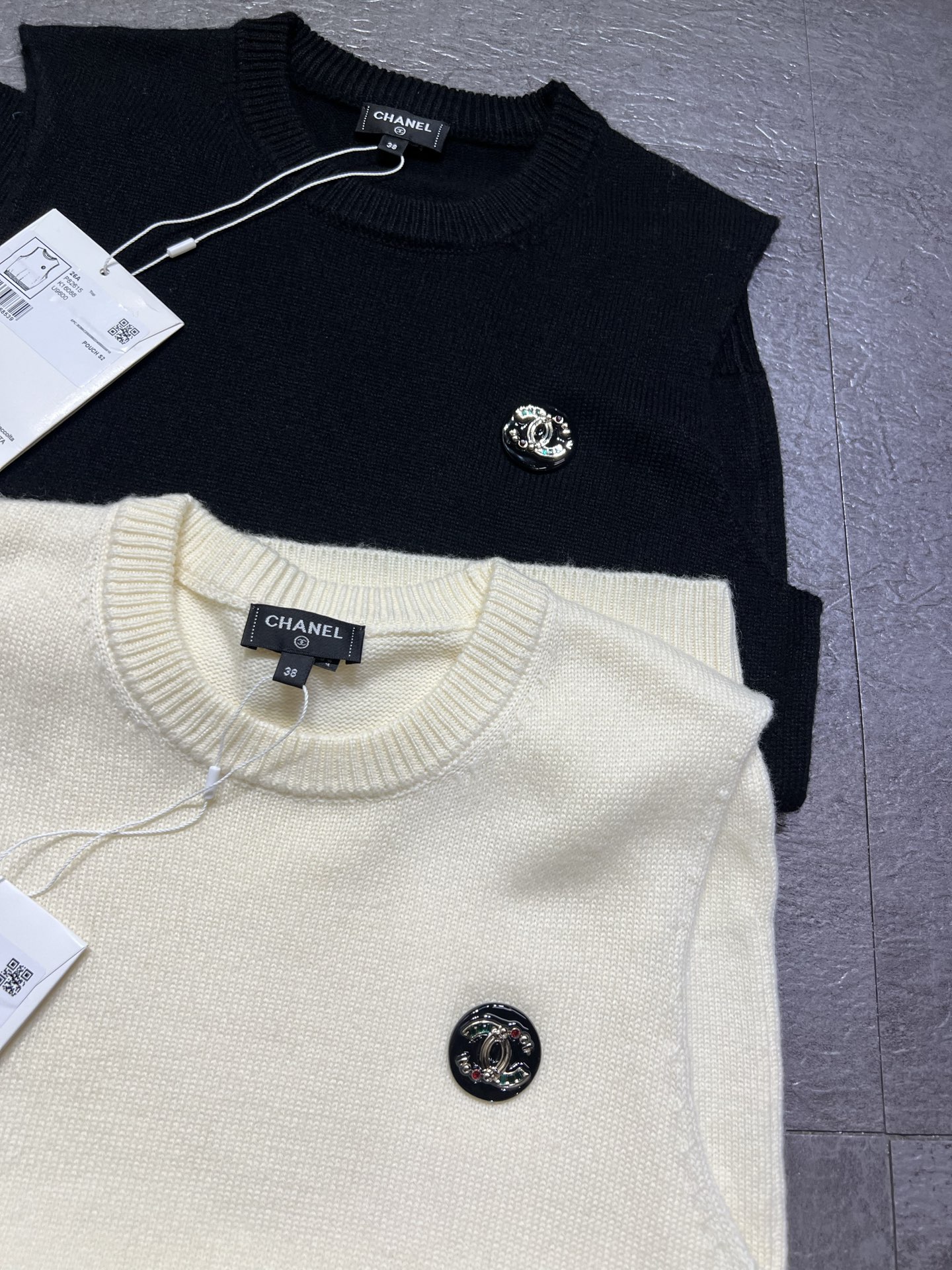 シャネル ブローチ付き モックネック ノースリーブニットトップ ブラック/クリーム 画像 7